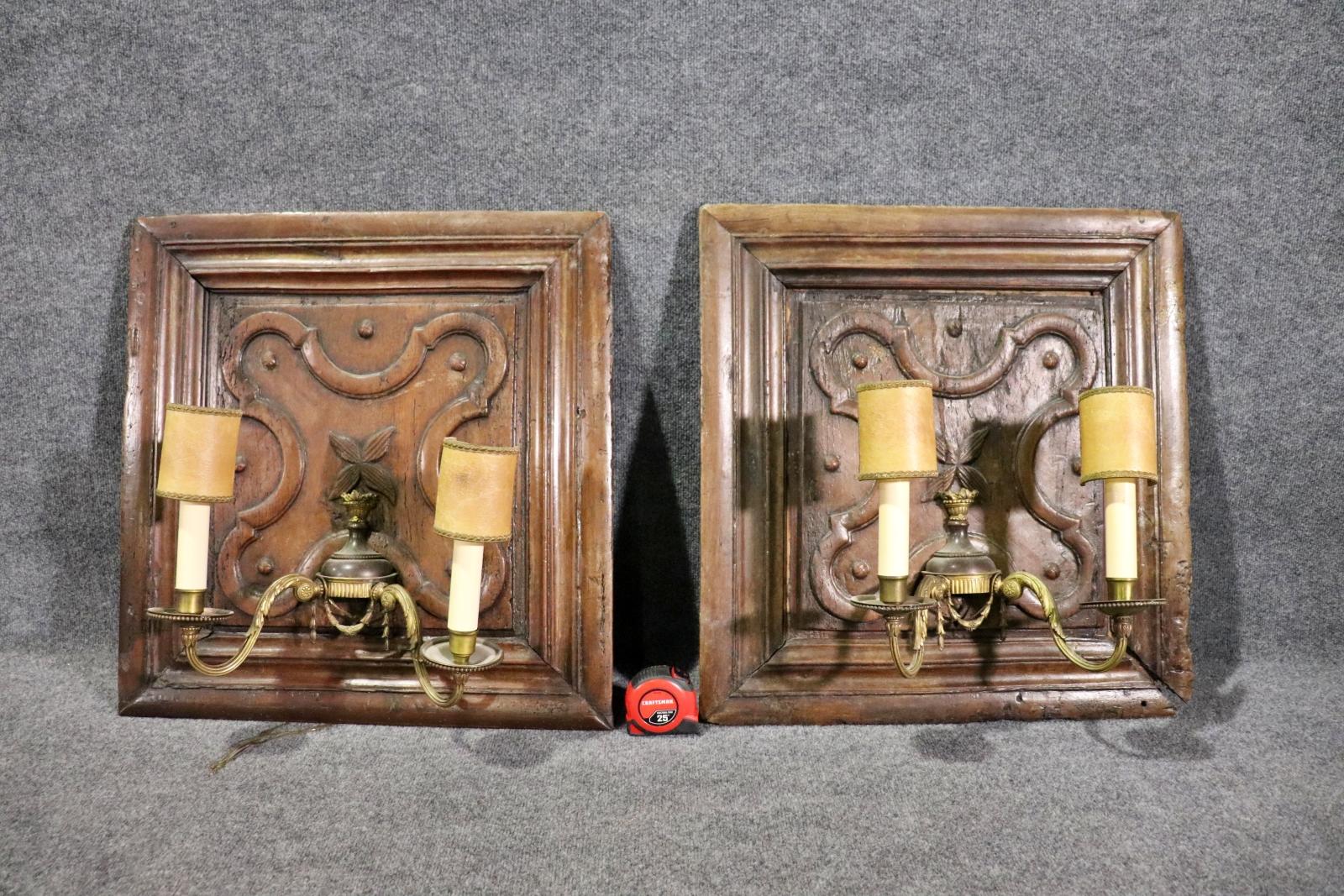 Pareja de candelabros franceses de panel de nogal de la época normanda del siglo XIX en venta 3