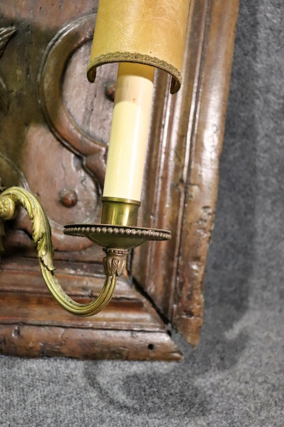 Pareja de candelabros franceses de panel de nogal de la época normanda del siglo XIX Luis XV en venta