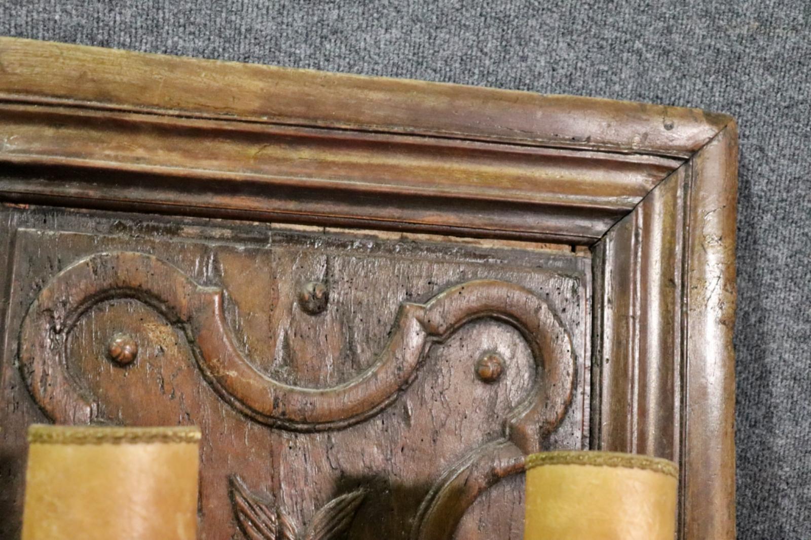 Pareja de candelabros franceses de panel de nogal de la época normanda del siglo XIX Francés en venta