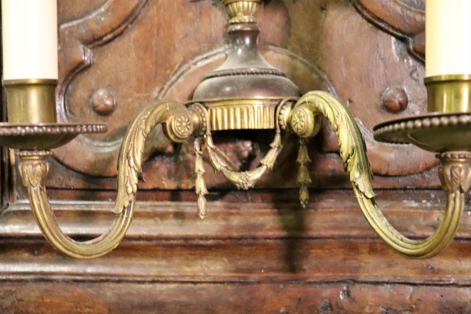 Pareja de candelabros franceses de panel de nogal de la época normanda del siglo XIX en Bueno estado para la venta en Swedesboro, NJ