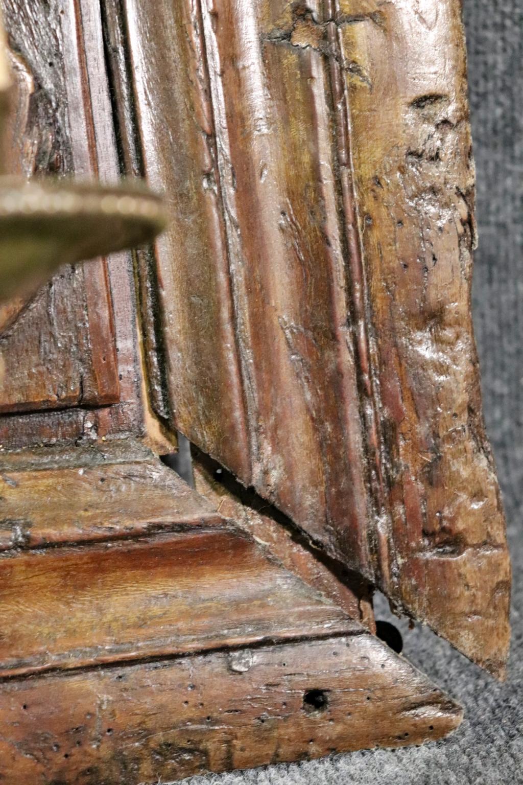 Pareja de candelabros franceses de panel de nogal de la época normanda del siglo XIX principios del siglo XIX en venta