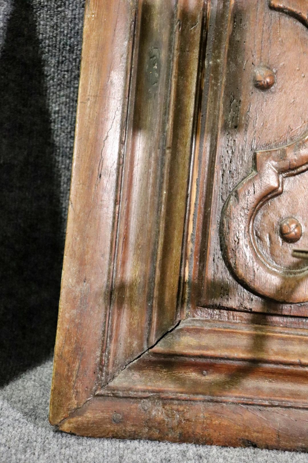 Pareja de candelabros franceses de panel de nogal de la época normanda del siglo XIX Cristal en venta