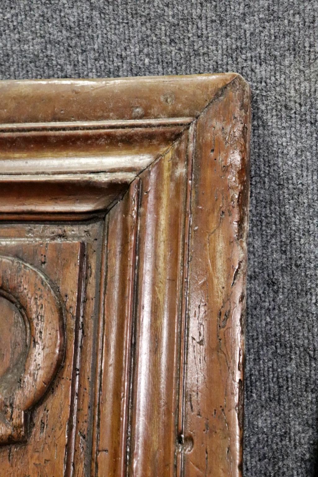 Pareja de candelabros franceses de panel de nogal de la época normanda del siglo XIX en venta 1