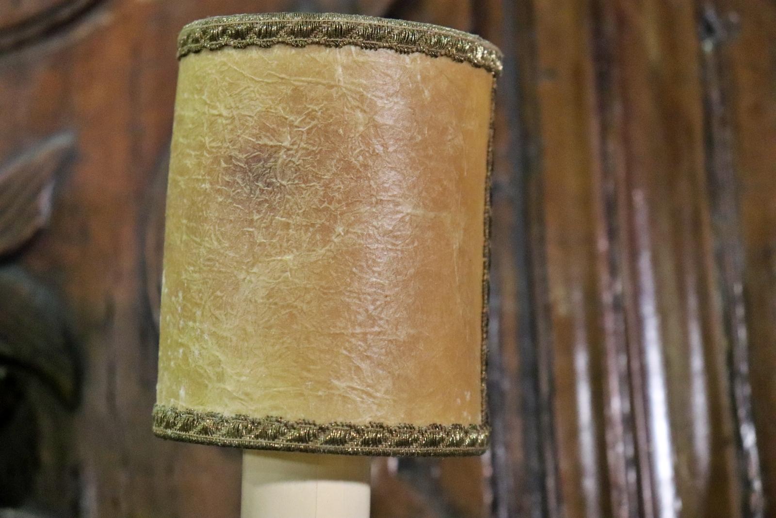 Pareja de candelabros franceses de panel de nogal de la época normanda del siglo XIX en venta 2