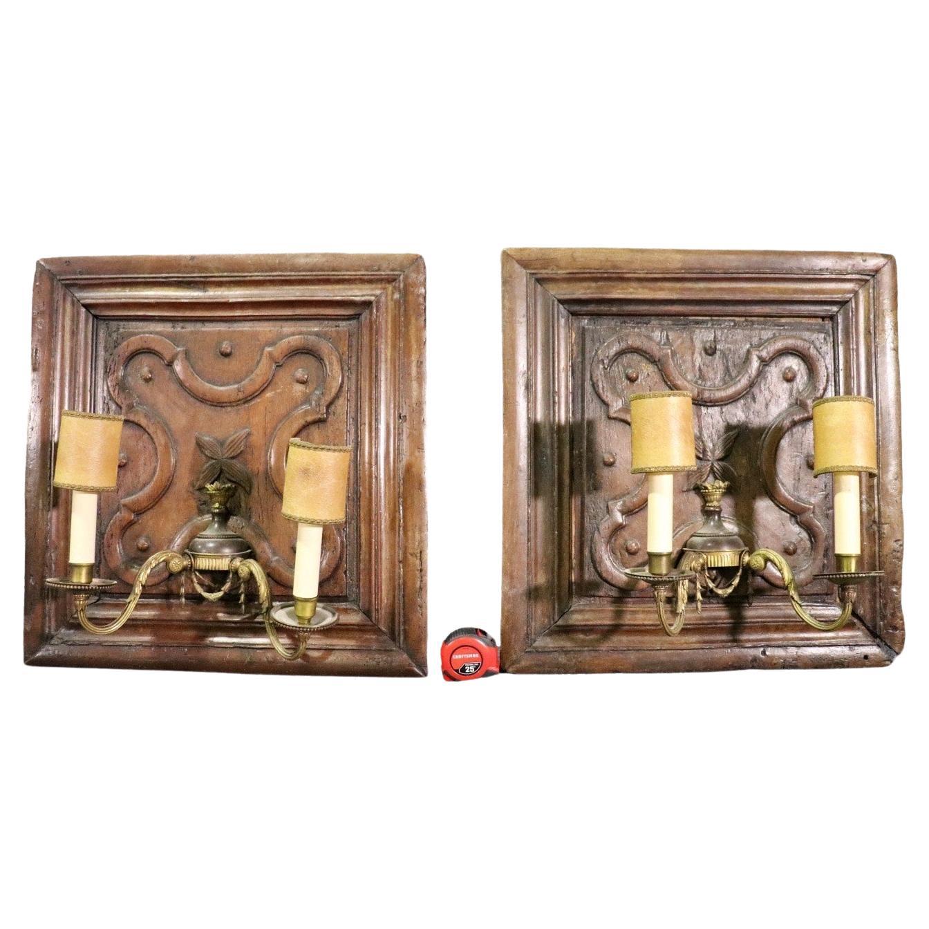 Pareja de candelabros franceses de panel de nogal de la época normanda del siglo XIX en venta