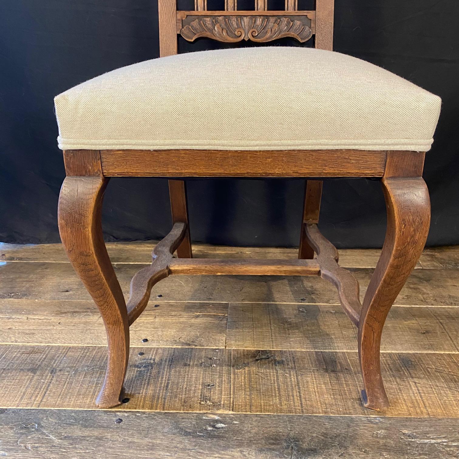 Francese Coppia di poltrone francesi del XIX secolo squisitamente intagliate in Oak in vendita