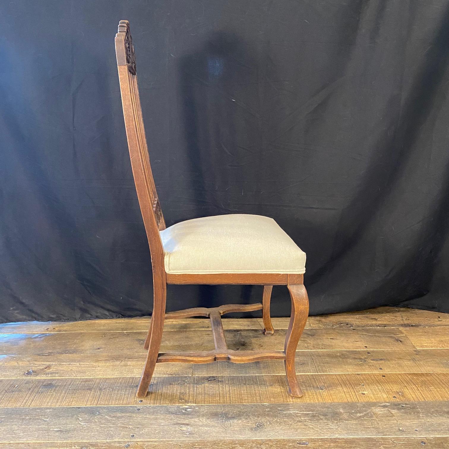 Coppia di poltrone francesi del XIX secolo squisitamente intagliate in Oak in vendita 3