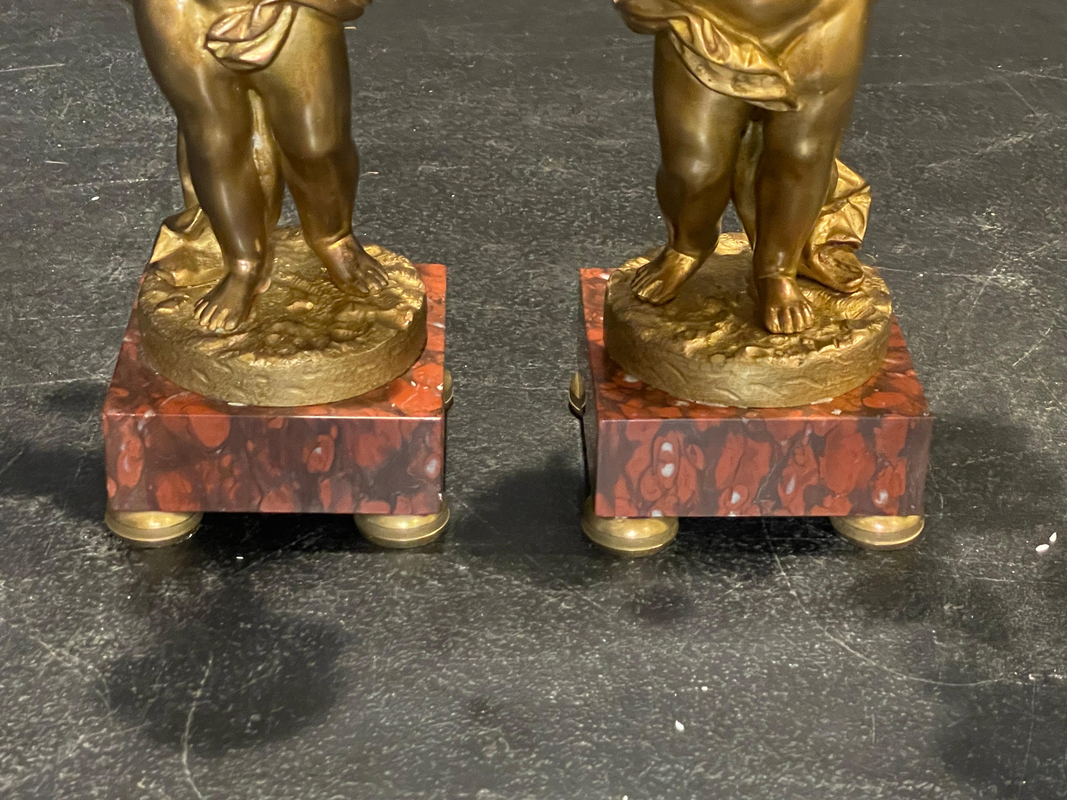 Paar französische figurale Bronzekandelaber des 19. Jahrhunderts (Vergoldet) im Angebot