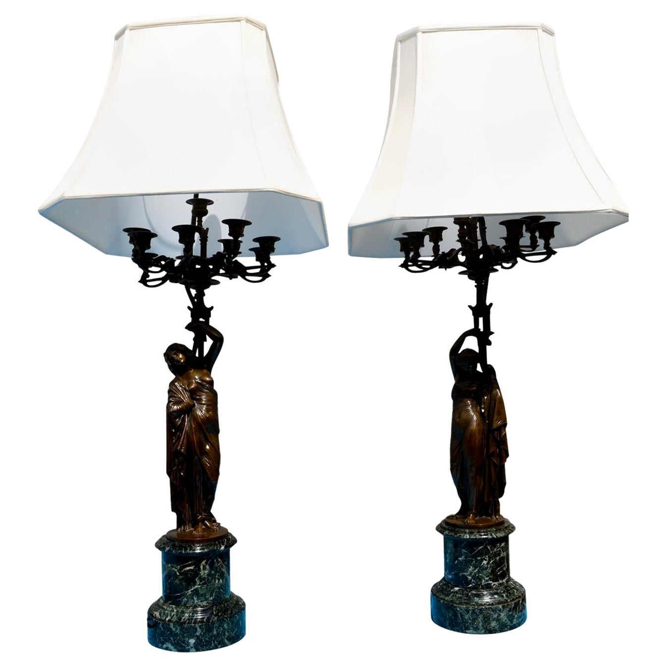 Preciosa pareja de candelabros neoclásicos franceses de bronce patinado figurado de nueve brazos del siglo XIX, según un modelo de Jaen Jacques Pradier Están firmados J. Pradier y se convirtieron en lámparas en el siglo XX. Cada candelabro está