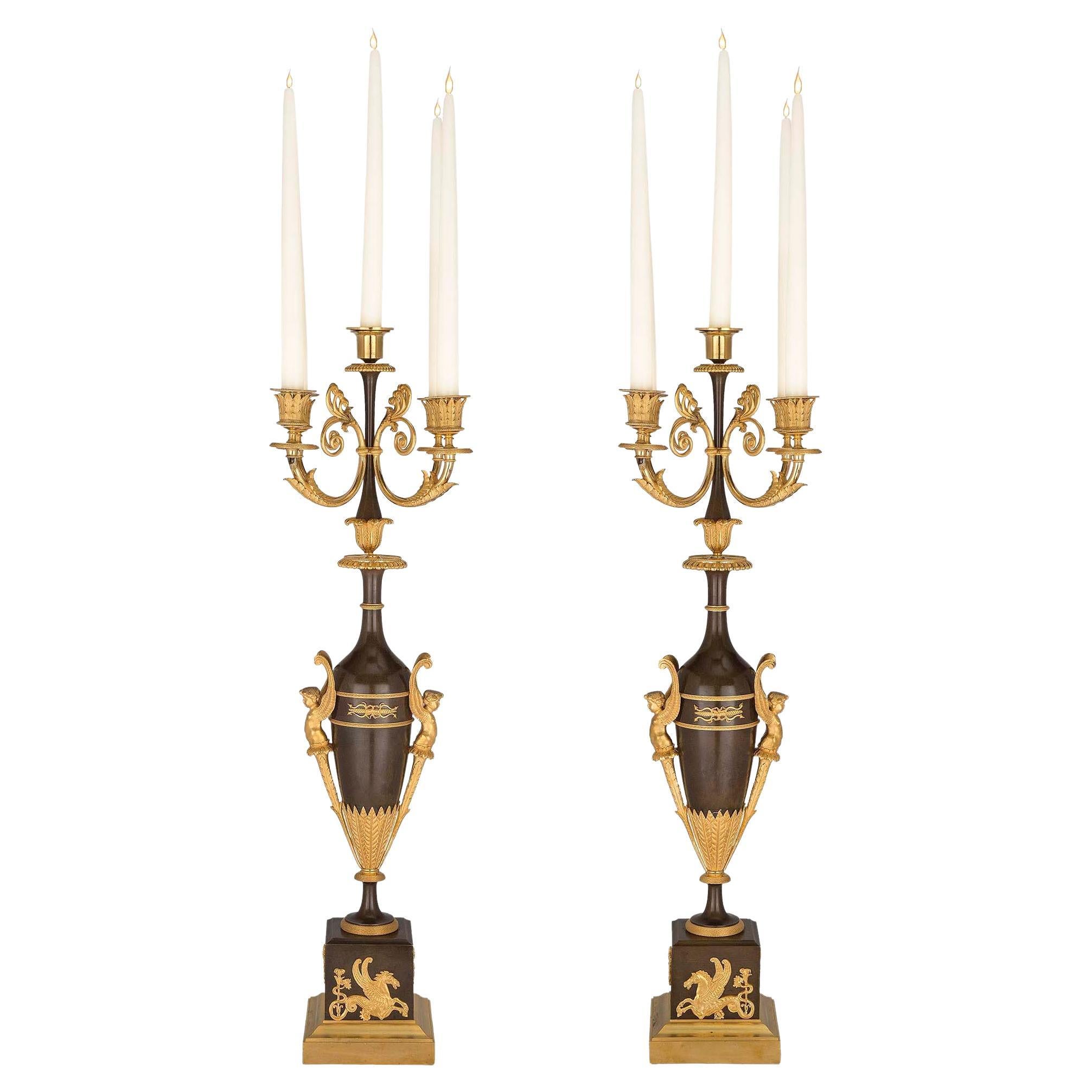 Paire de candélabres français d'époque Premier Empire du XIXe siècle en bronze et bronze doré