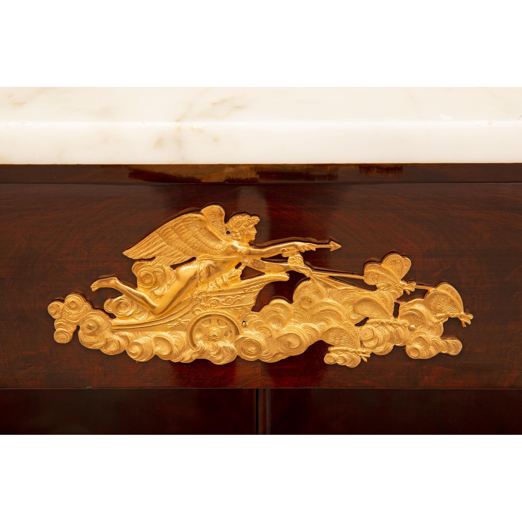 Bronze doré Paire de buffets crochetés d'époque Premier Empire du 19ème siècle en acajou et ormolu en vente