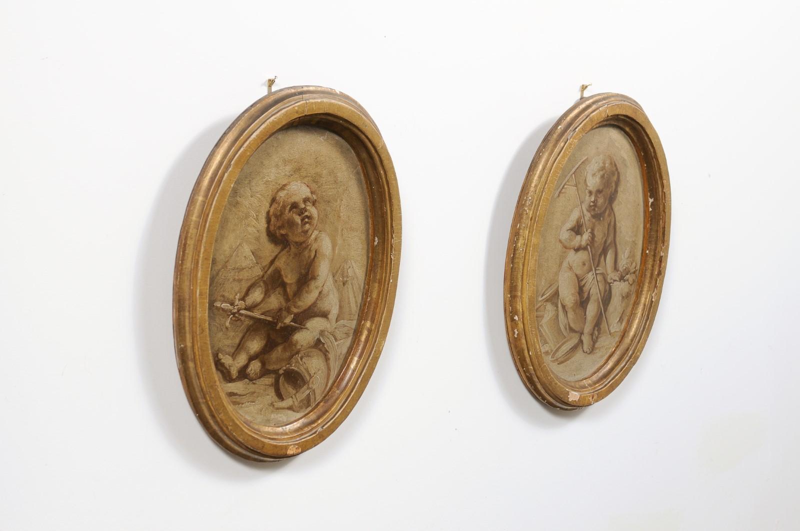 Paar französische gerahmte ovale Grisaille-Gemälde des 19. Jahrhunderts, die zwei Putten darstellen (Holz) im Angebot