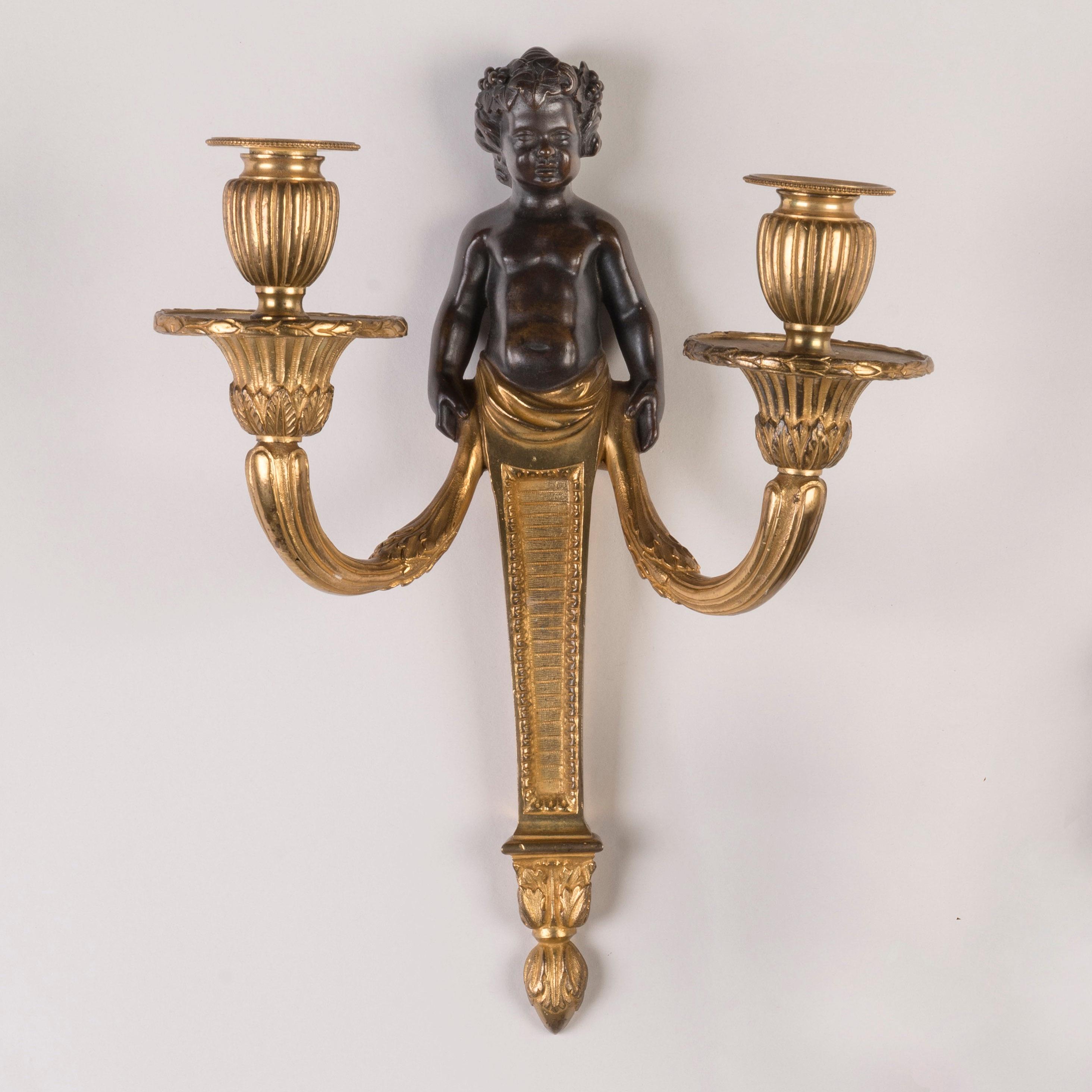 Pareja de apliques franceses del siglo XIX de bronce dorado con putti patinado Francés en venta