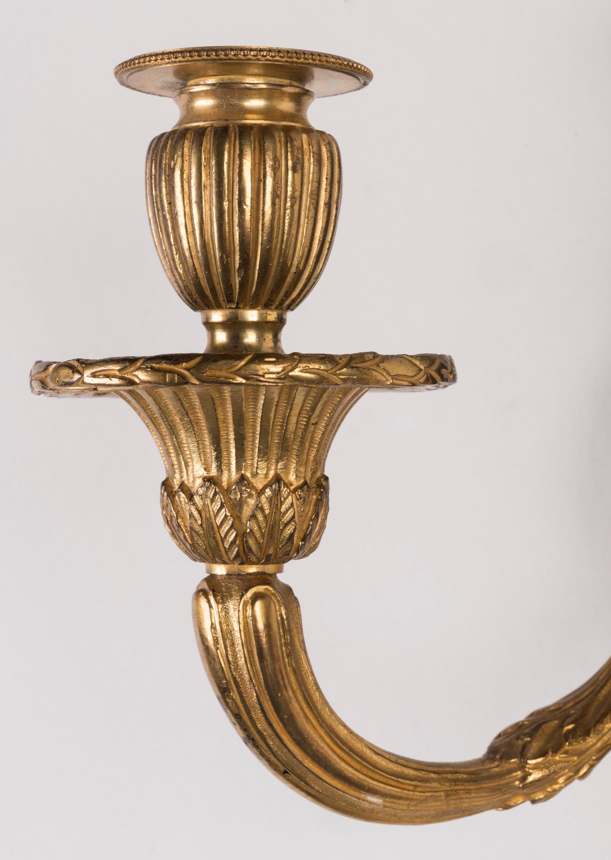 Pareja de apliques franceses del siglo XIX de bronce dorado con putti patinado Dorado en venta