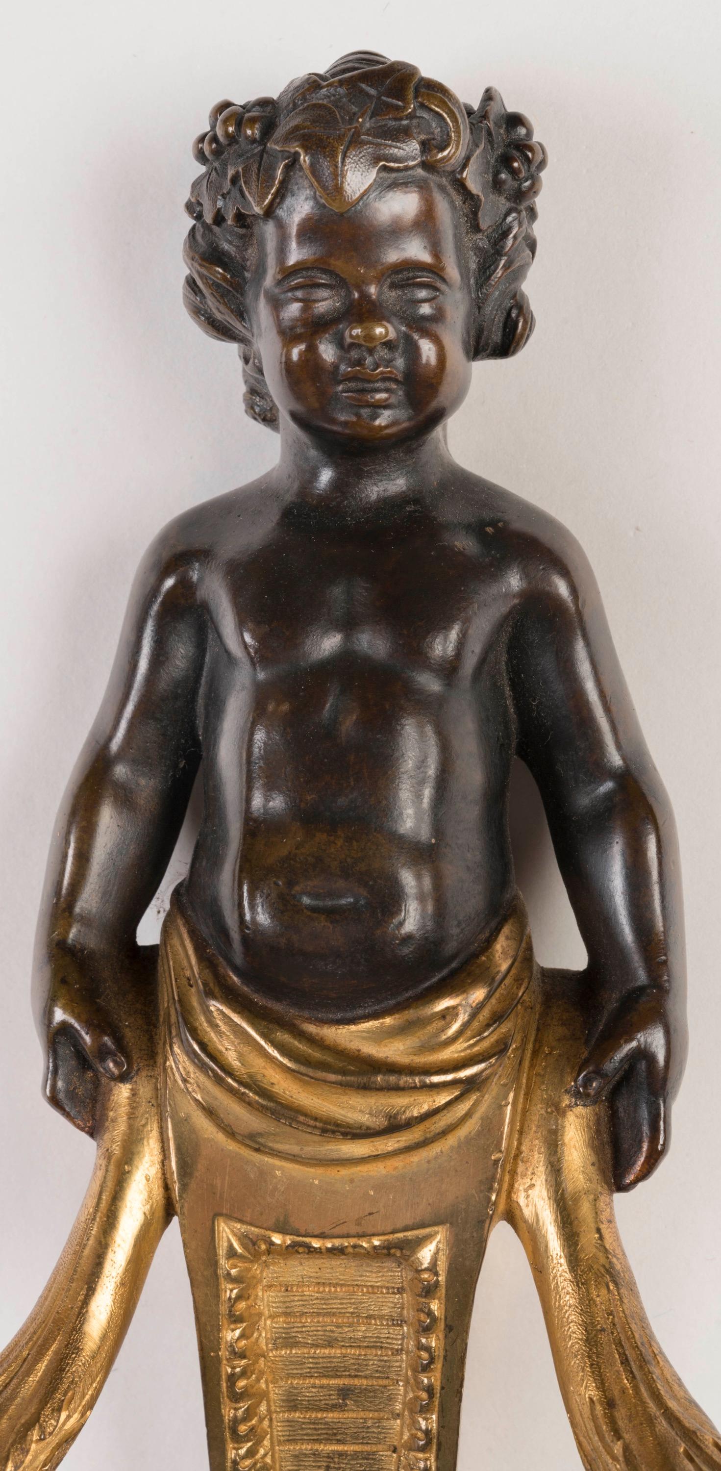 Pareja de apliques franceses del siglo XIX de bronce dorado con putti patinado Bronce en venta