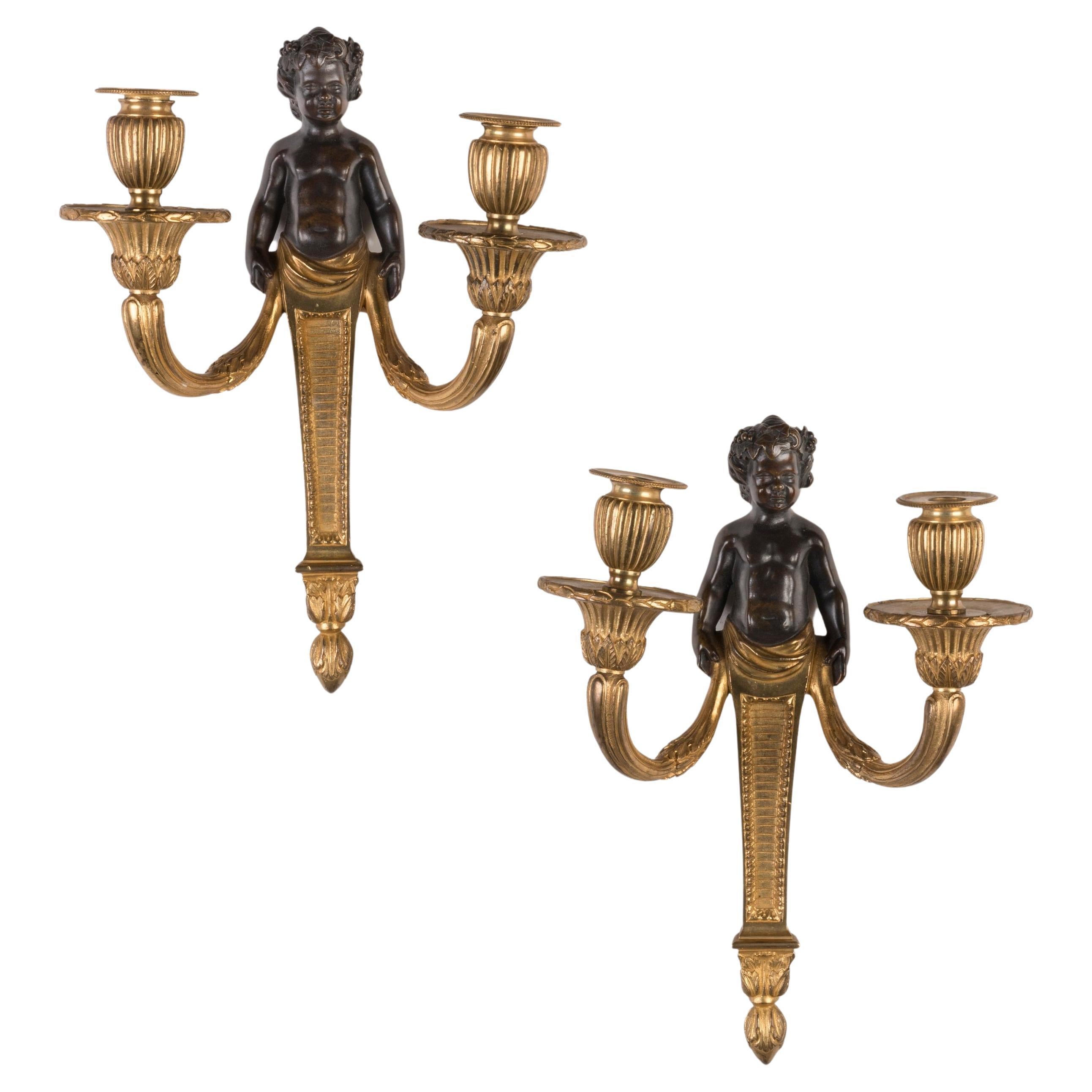 Pareja de apliques franceses del siglo XIX de bronce dorado con putti patinado