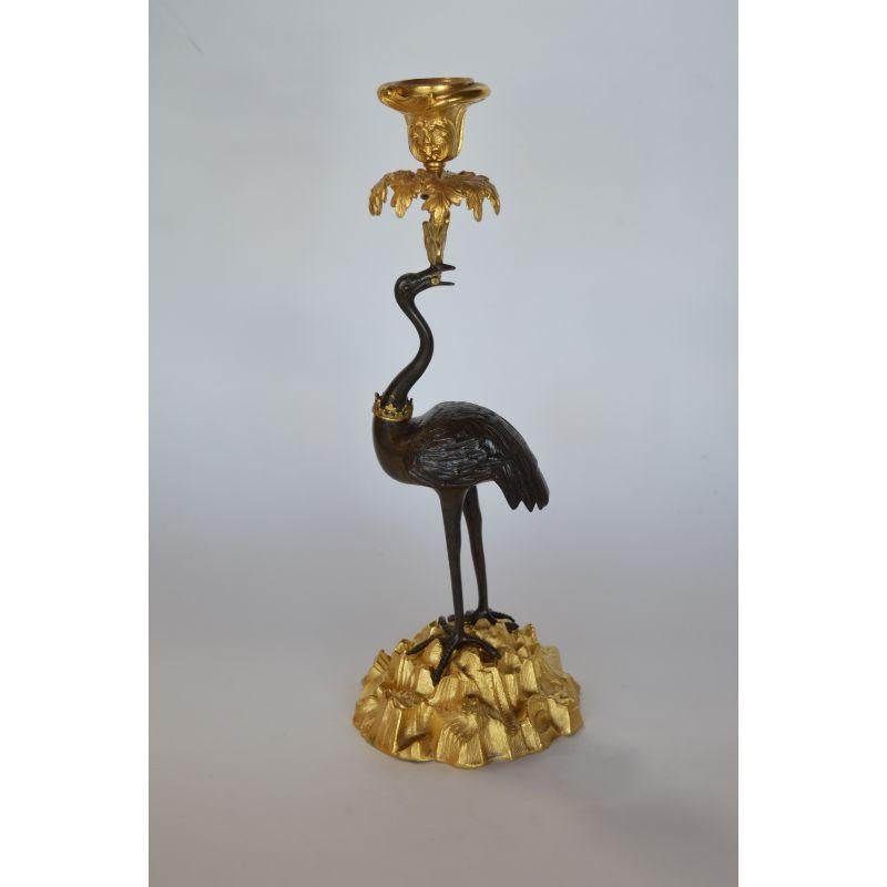 Ein Paar vergoldete und patinierte Kranich-Kerzenhalter aus französischer Bronze des 19.