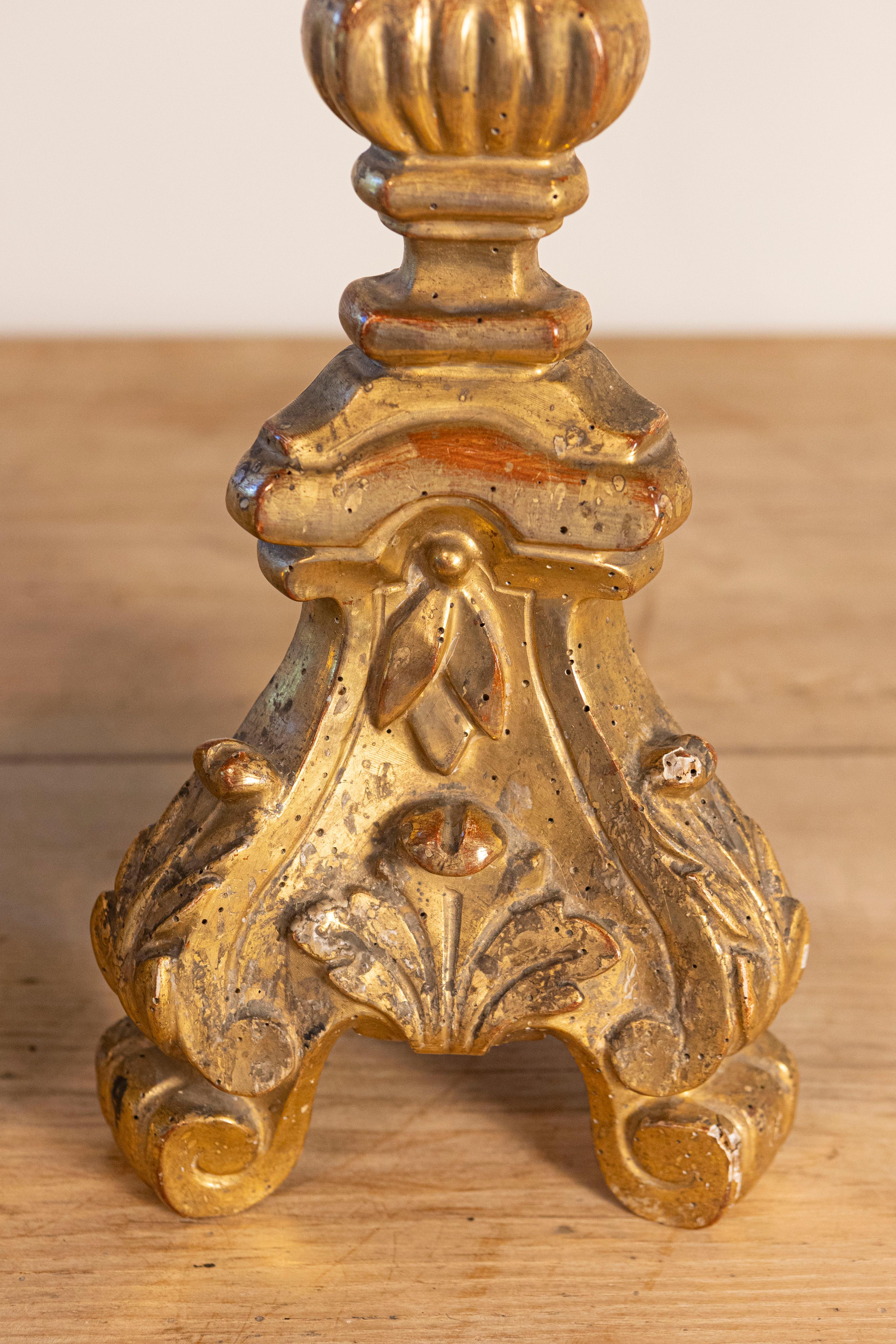 Rococo Paire de chandeliers français du 19ème siècle avec feuillage et volutes sculptés en vente