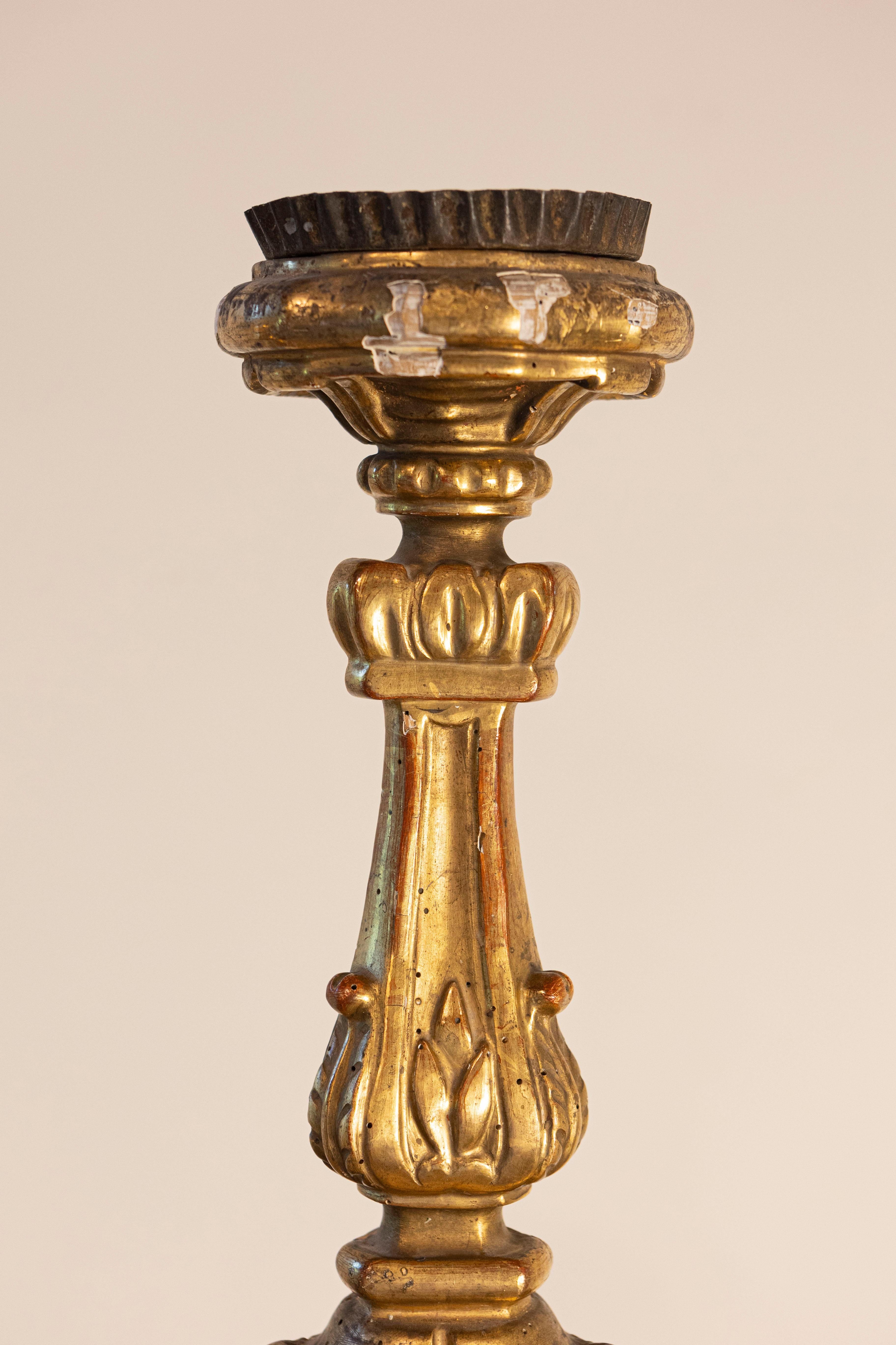 Sculpté Paire de chandeliers français du 19ème siècle avec feuillage et volutes sculptés en vente