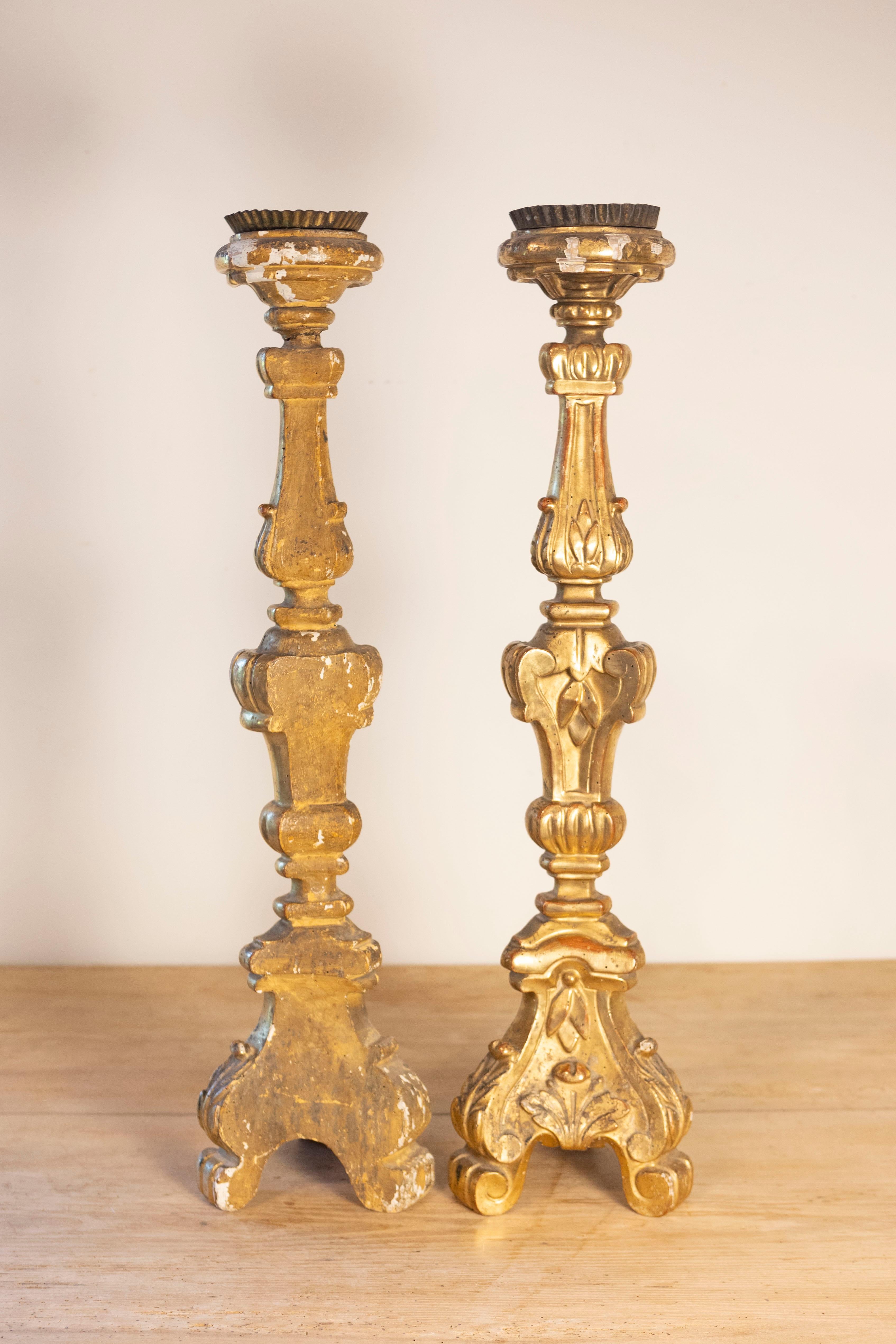 XIXe siècle Paire de chandeliers français du 19ème siècle avec feuillage et volutes sculptés en vente
