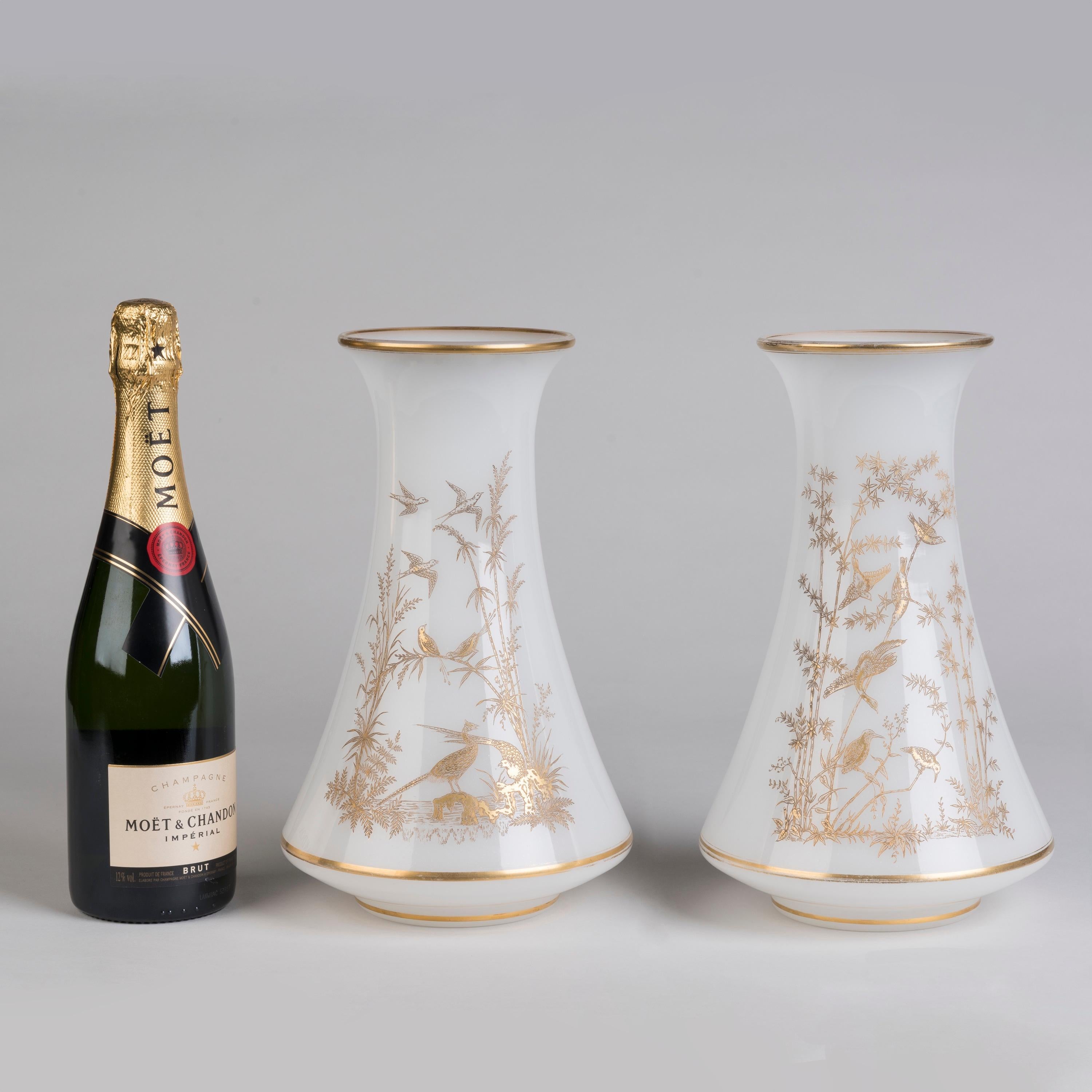 Francese Coppia di vasi opalini dorati francesi del XIX secolo di Baccarat in vendita