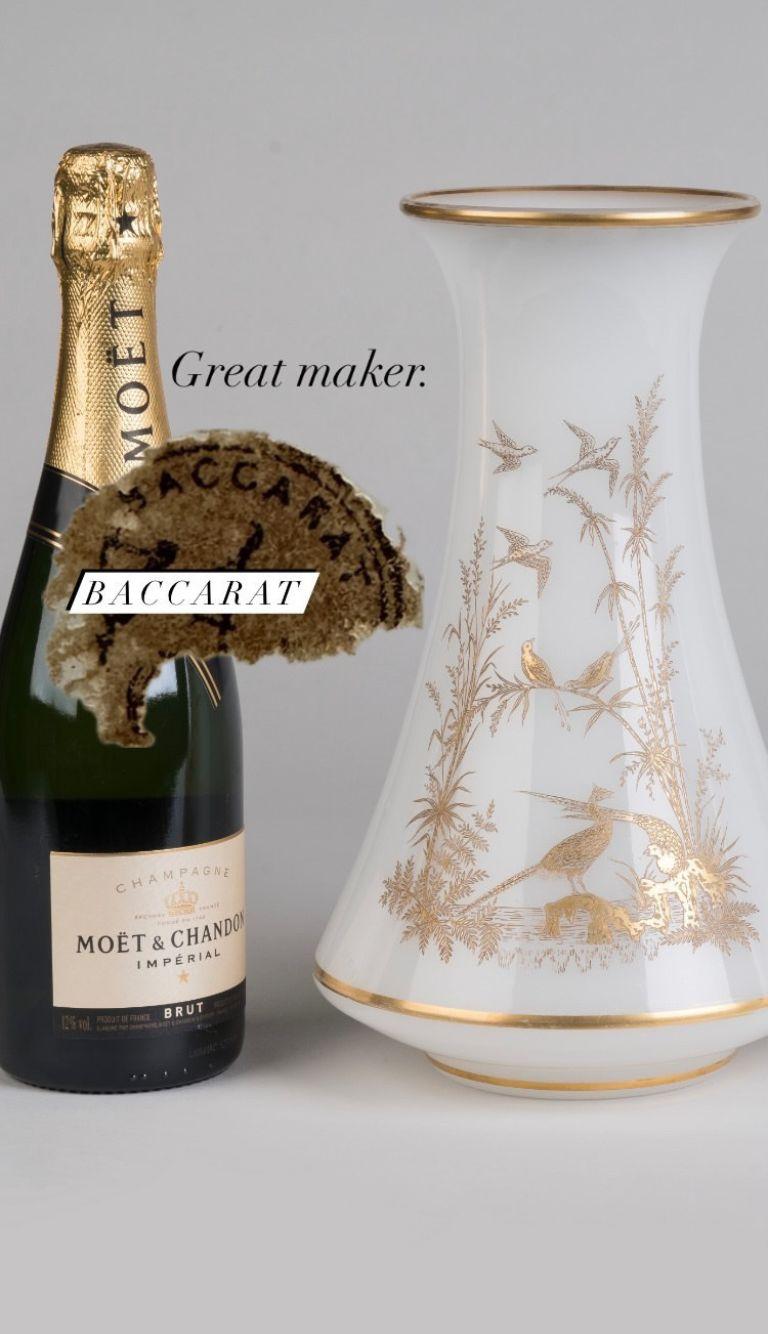 Coppia di vasi opalini dorati francesi del XIX secolo di Baccarat in vendita 3