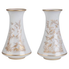 Paire de vases français en opaline peinte et dorée du 19ème siècle par Baccarat