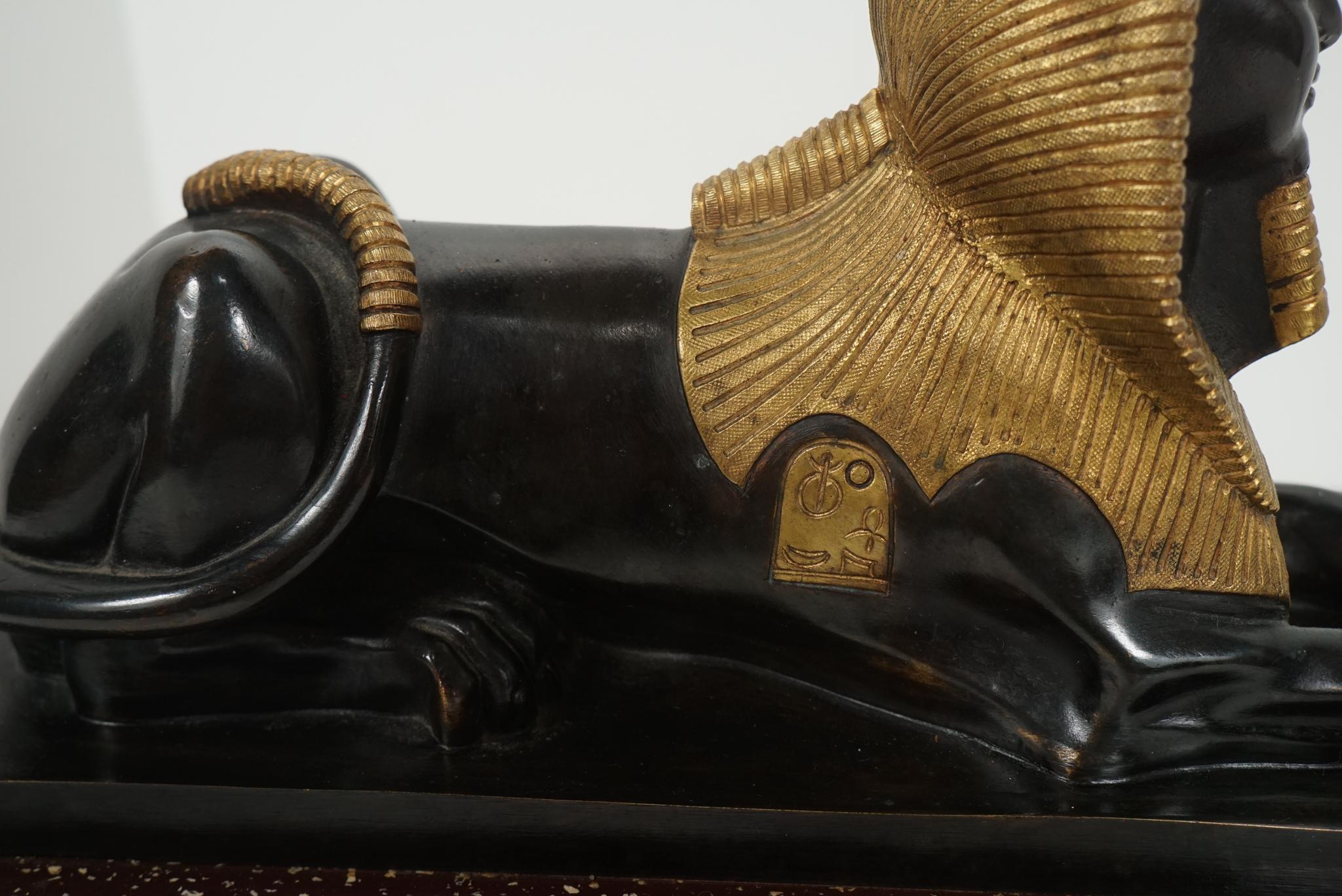 Paar französische Sphinxe aus vergoldeter & patinierter Bronze des 19. Jahrhunderts auf Porphyr & Bron im Angebot 4