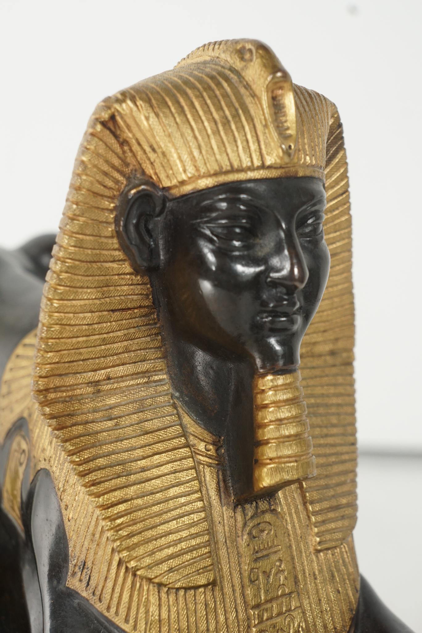 & Paire de Sphinx en bronze patiné doré du 19ème siècle sur Porphyre & Bron en vente 4