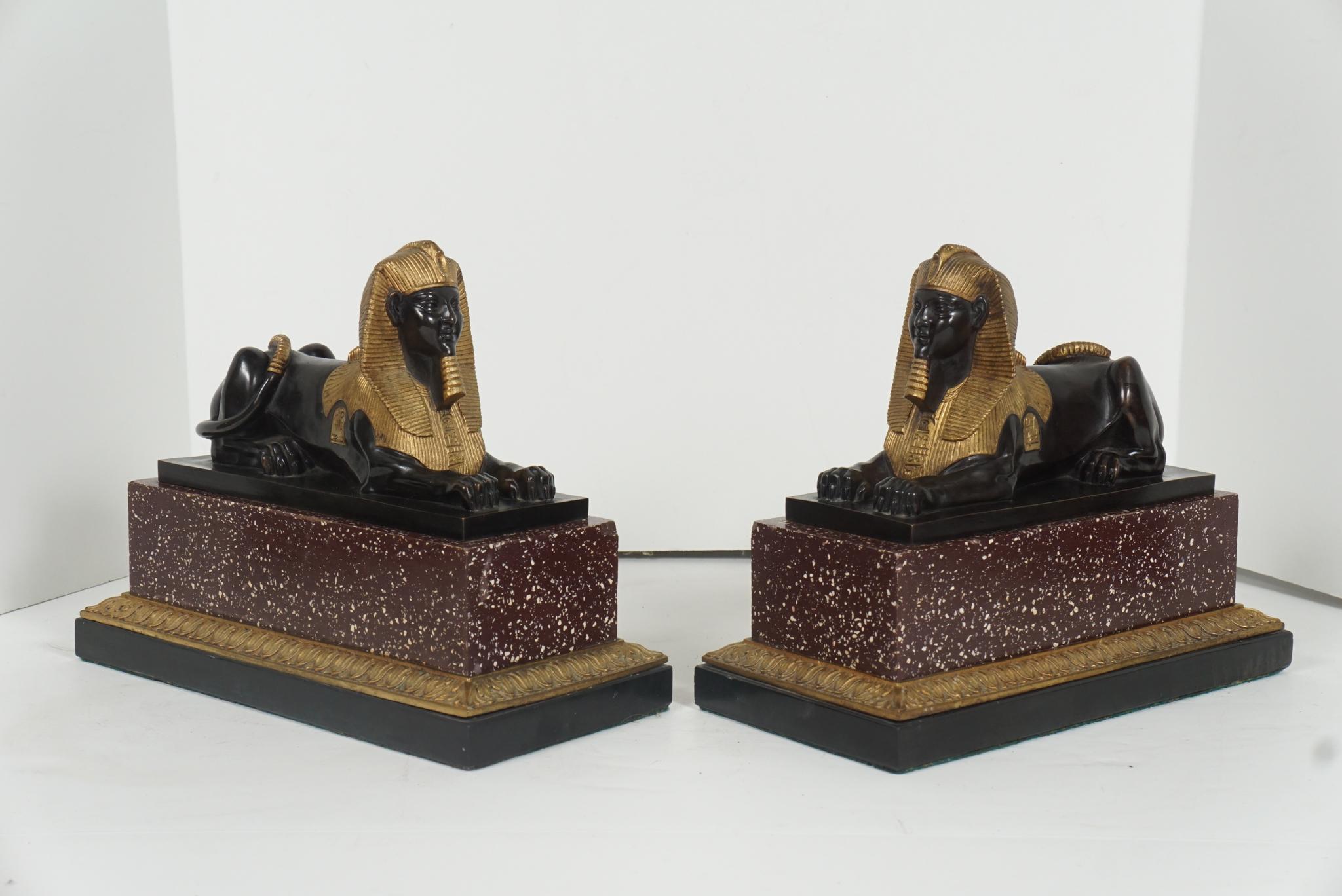 Paar französische Sphinxe aus vergoldeter & patinierter Bronze des 19. Jahrhunderts auf Porphyr & Bron (Empire) im Angebot