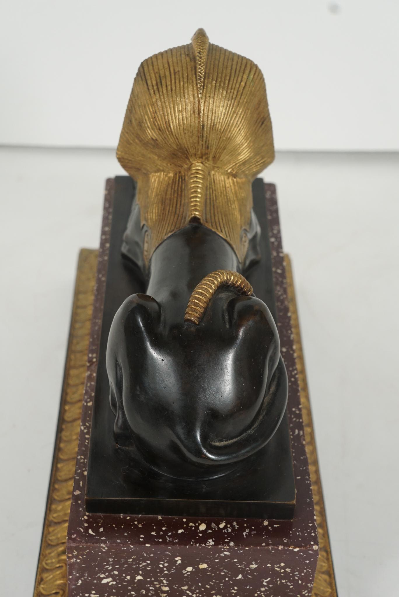 Paar französische Sphinxe aus vergoldeter & patinierter Bronze des 19. Jahrhunderts auf Porphyr & Bron im Angebot 3