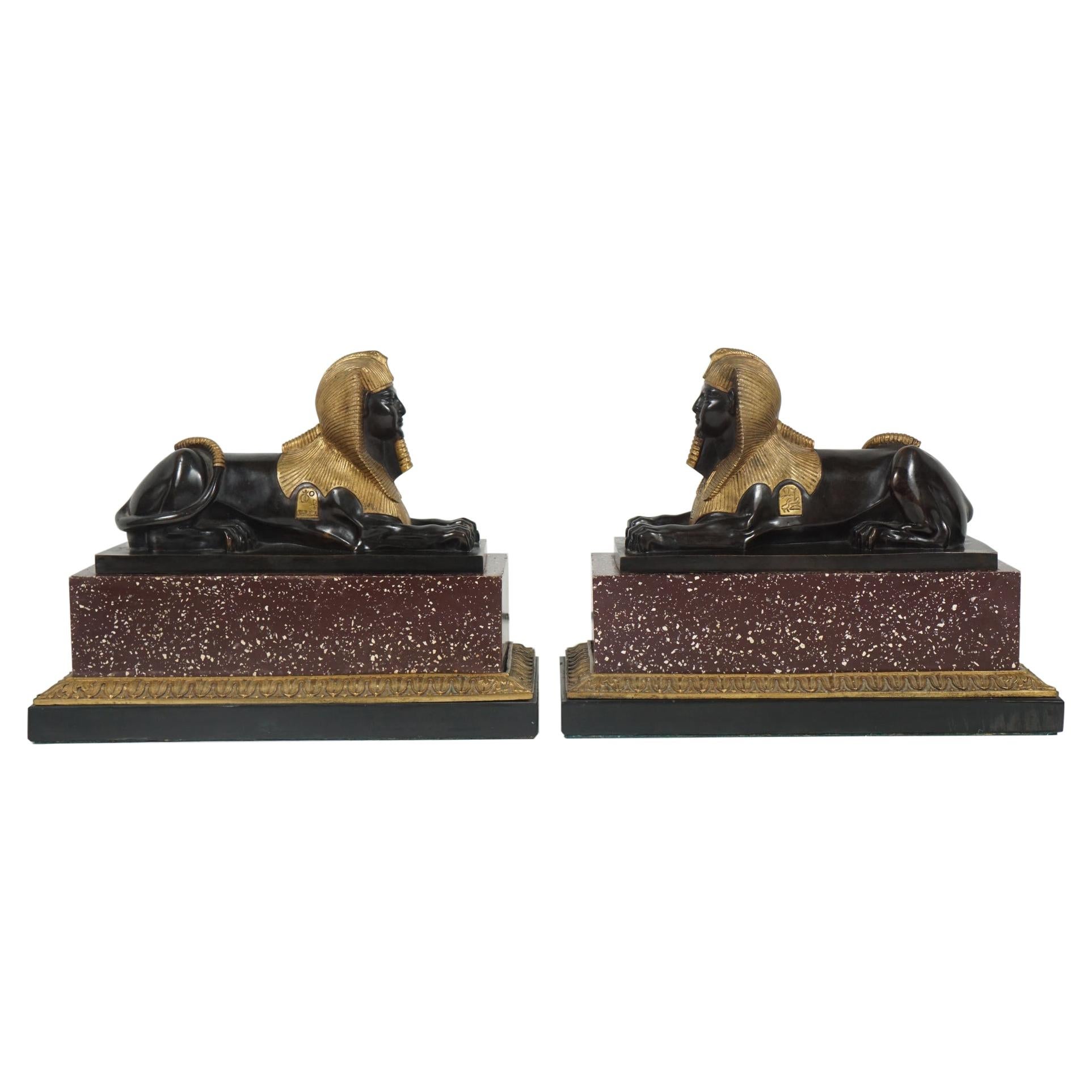 Paar französische Sphinxe aus vergoldeter & patinierter Bronze des 19. Jahrhunderts auf Porphyr & Bron im Angebot