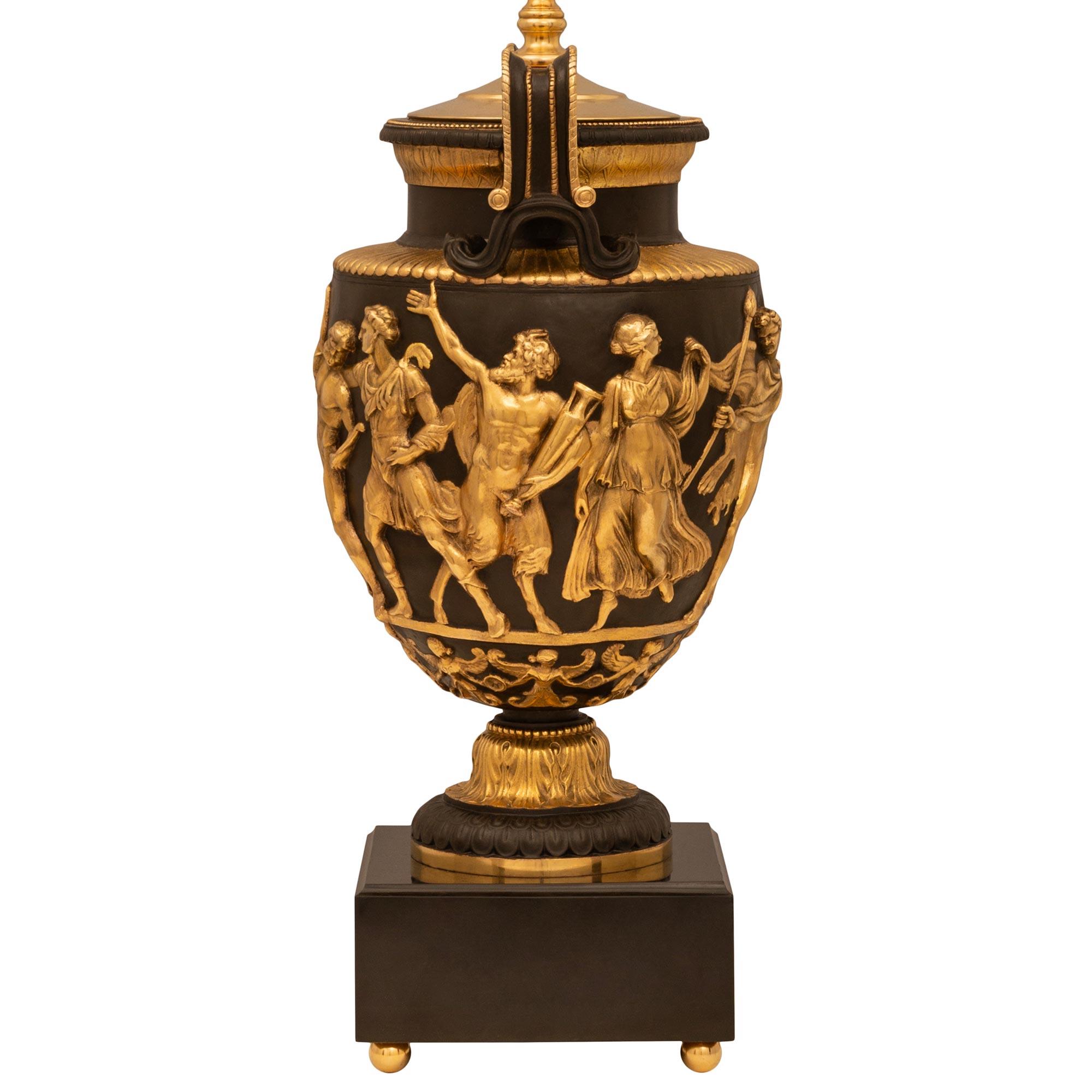 Français Paire de lampes françaises d'époque Grand Tour du 19ème siècle en bronze, bronze doré et marbre en vente