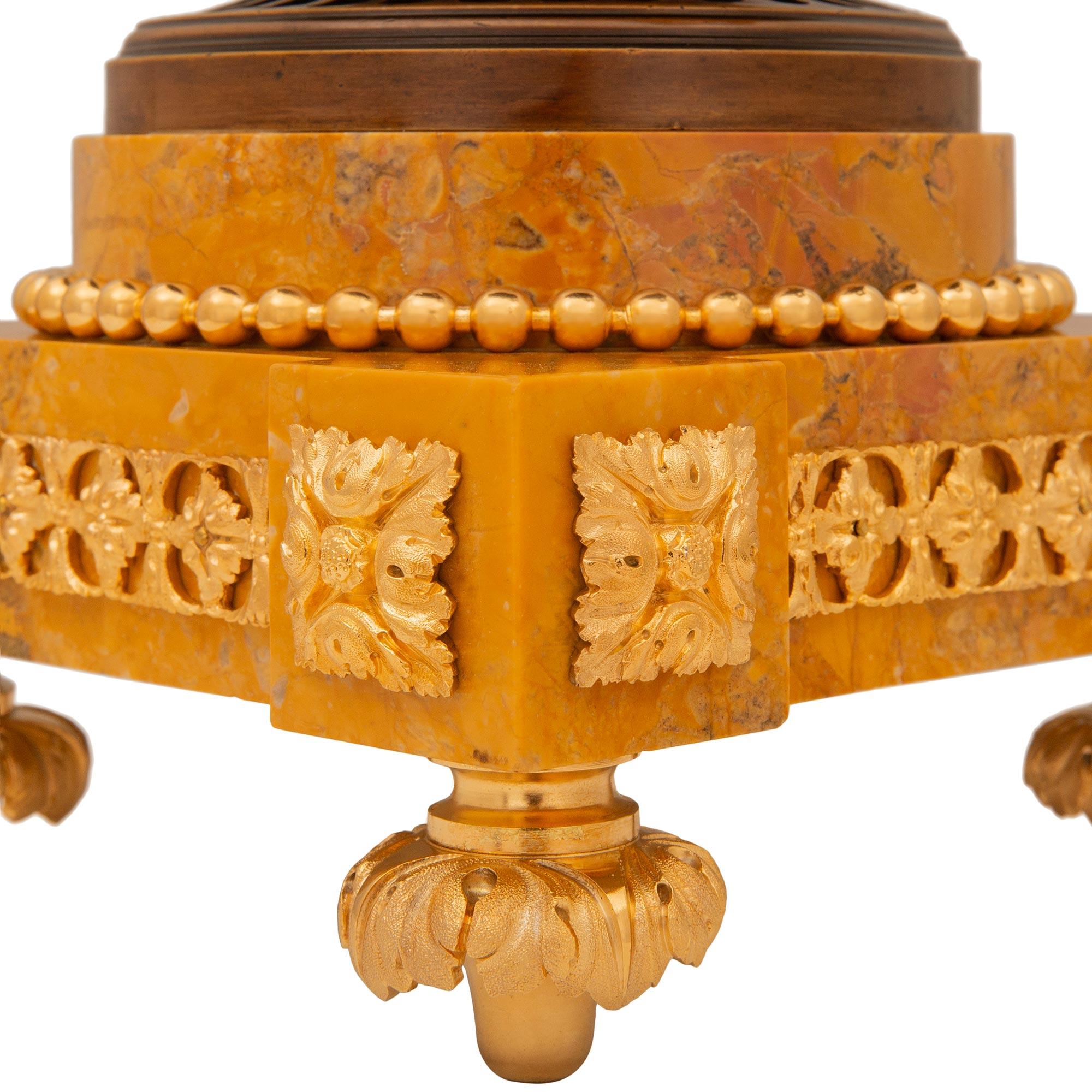 Paire d'objets d'époque Louis XVI du 19e siècle, de style Grand Tour. en vente 4