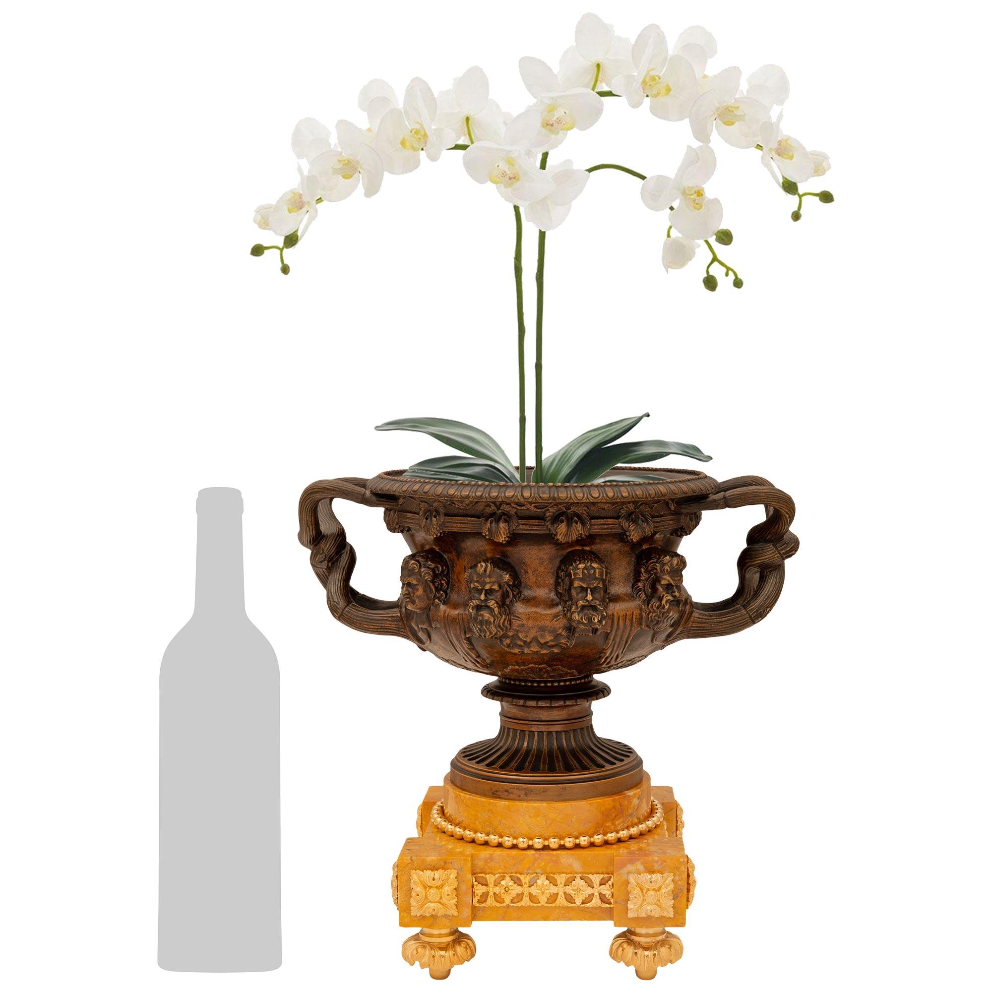 Français Paire d'objets d'époque Louis XVI du 19e siècle, de style Grand Tour. en vente