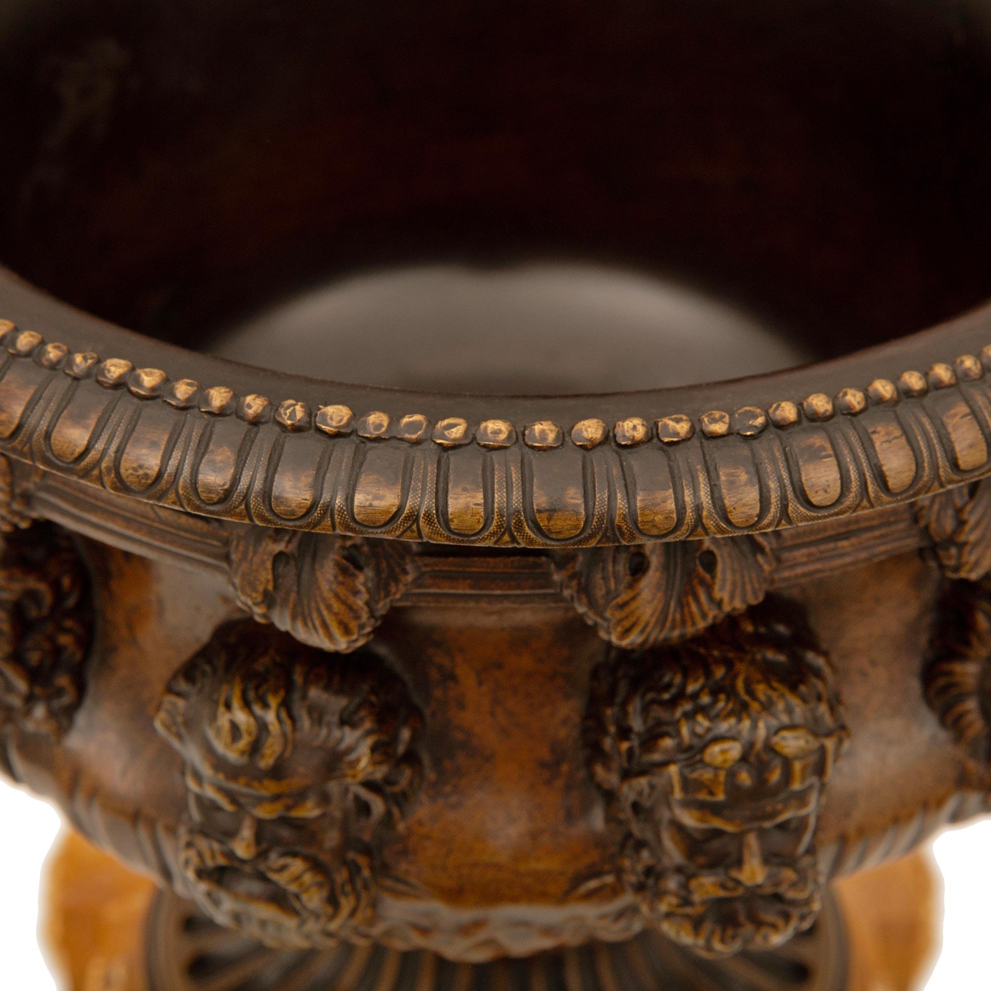 Bronze Paire d'objets d'époque Louis XVI du 19e siècle, de style Grand Tour. en vente