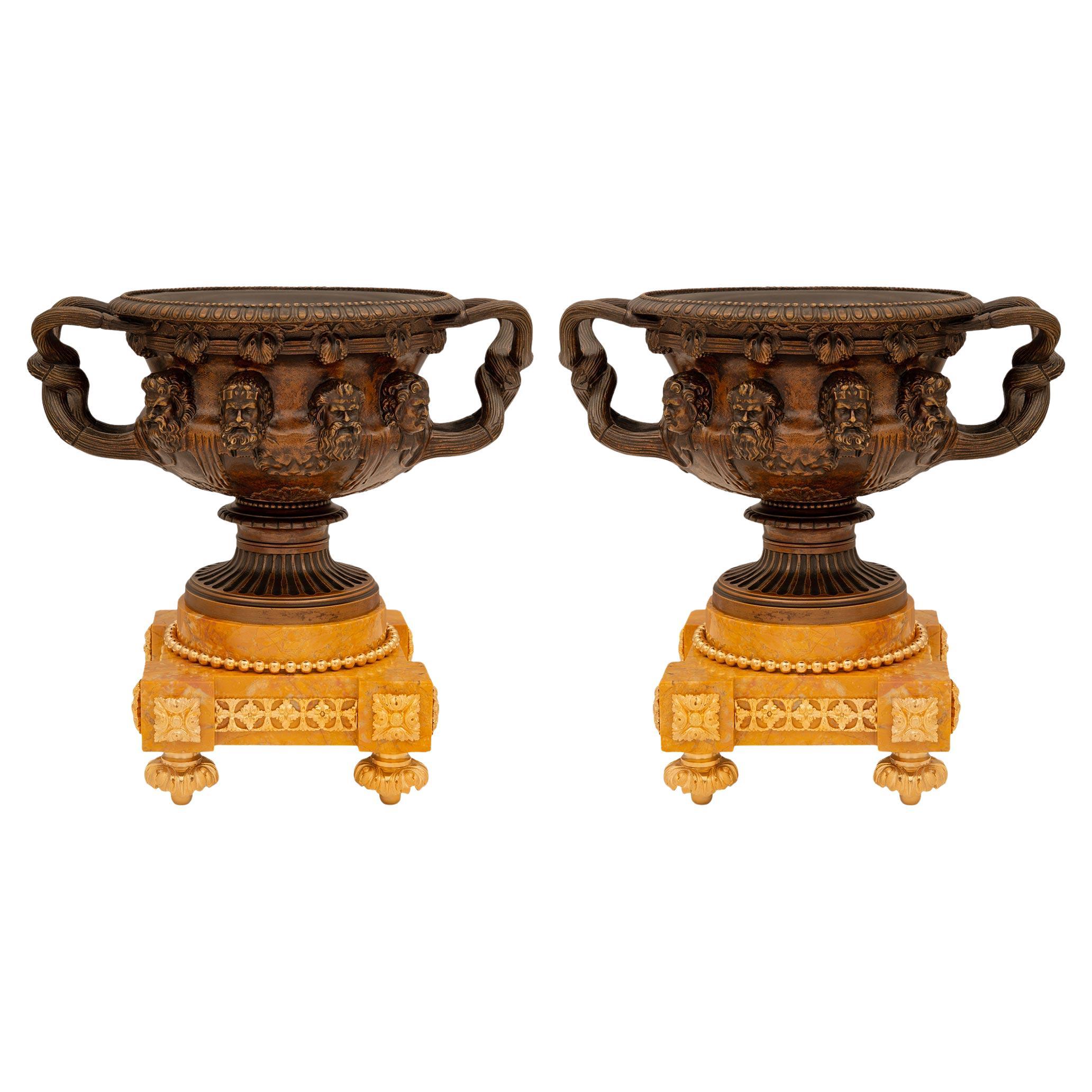 Paire d'objets d'époque Louis XVI du 19e siècle, de style Grand Tour.