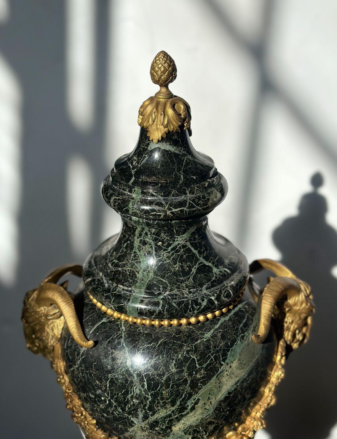 Europeo Coppia di vasi in marmo verde e bronzo francesi del XIX secolo in vendita