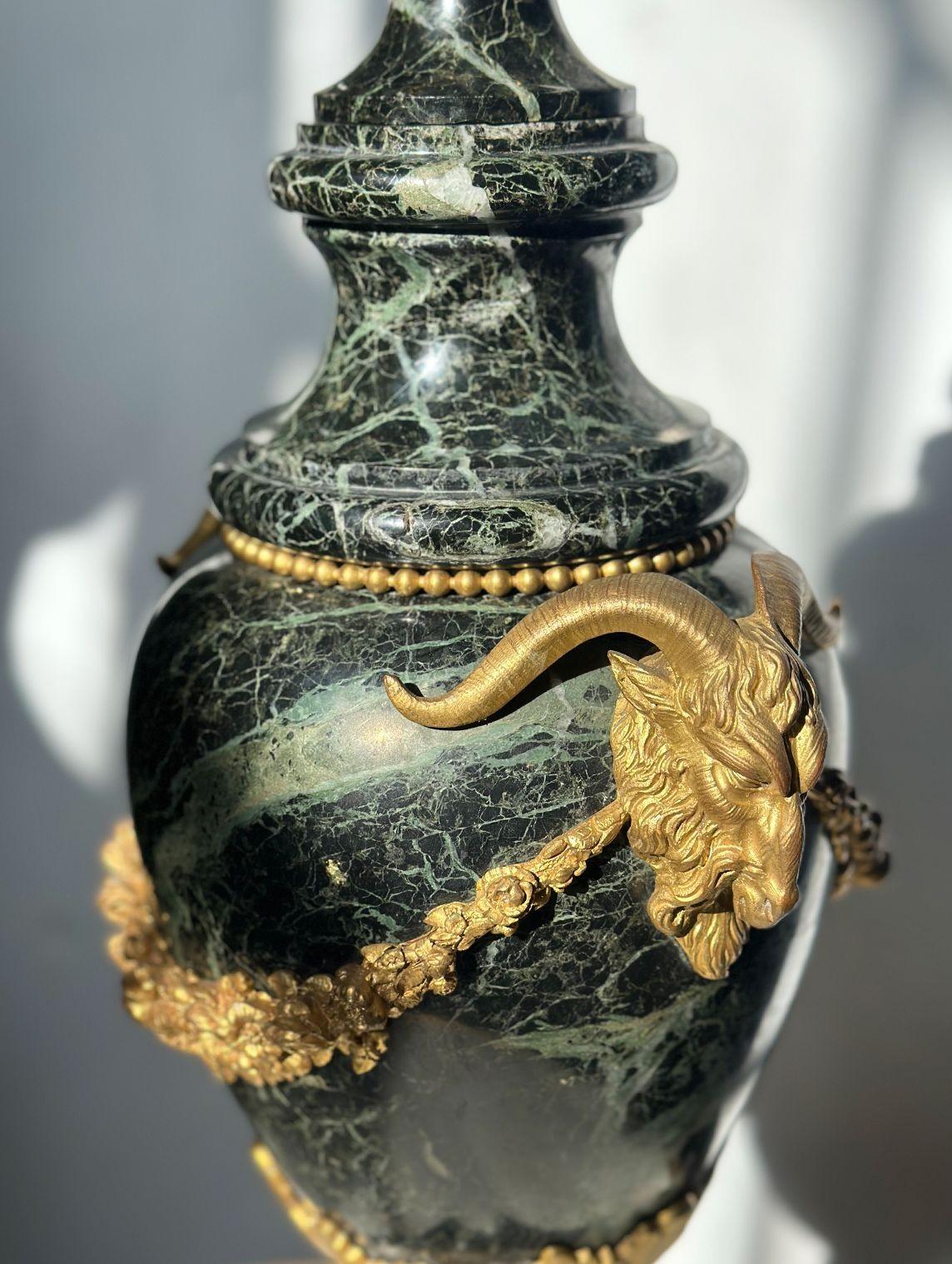 Coppia di vasi in marmo verde e bronzo francesi del XIX secolo In condizioni ottime in vendita a Los Angeles, CA