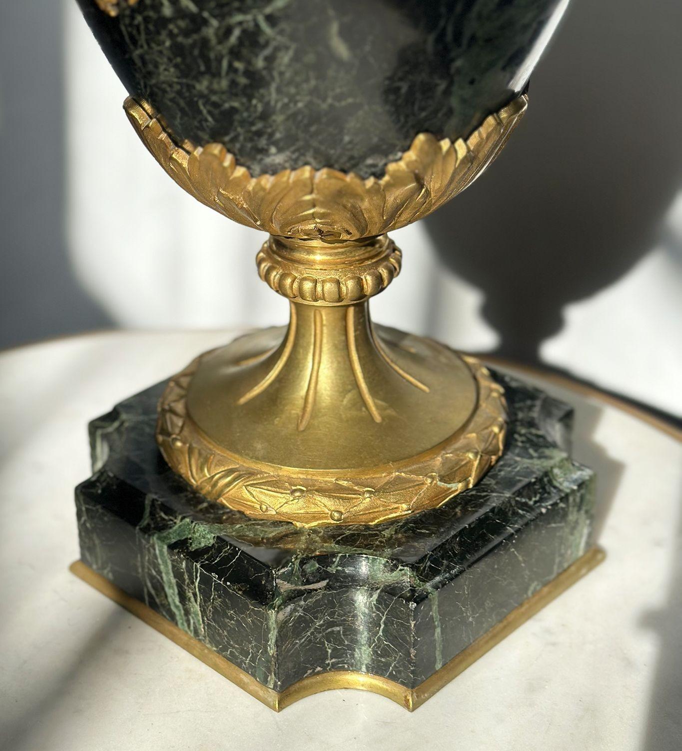 Bronzo Coppia di vasi in marmo verde e bronzo francesi del XIX secolo in vendita