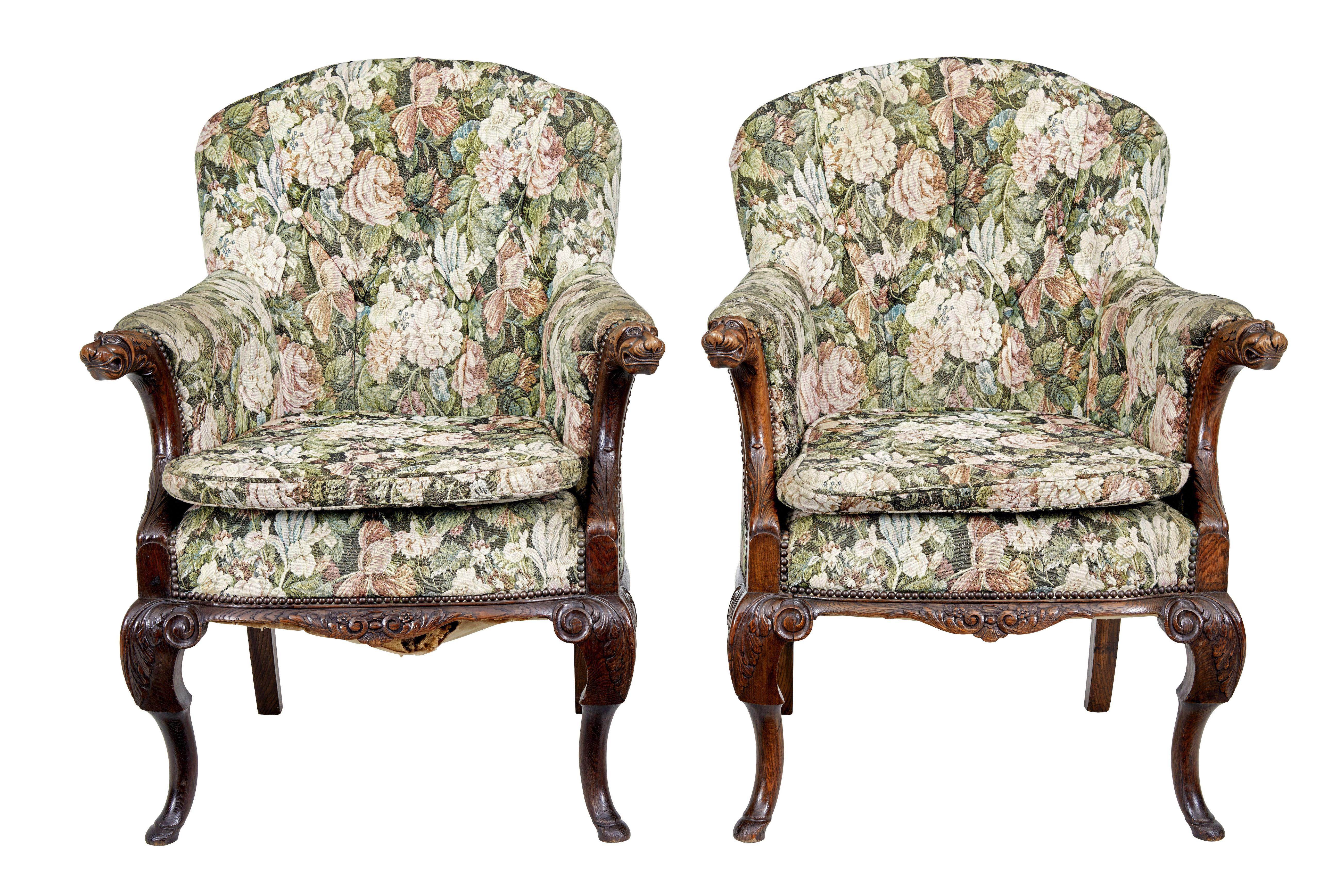 Coppia di poltrone francesi in legno di quercia intagliato del XIX secolo, circa 1870.

Coppia di poltrone di alta qualità, riccamente intagliate.  Schienali sagomati con braccioli imbottiti e un cuscinetto di seduta extra per un maggiore