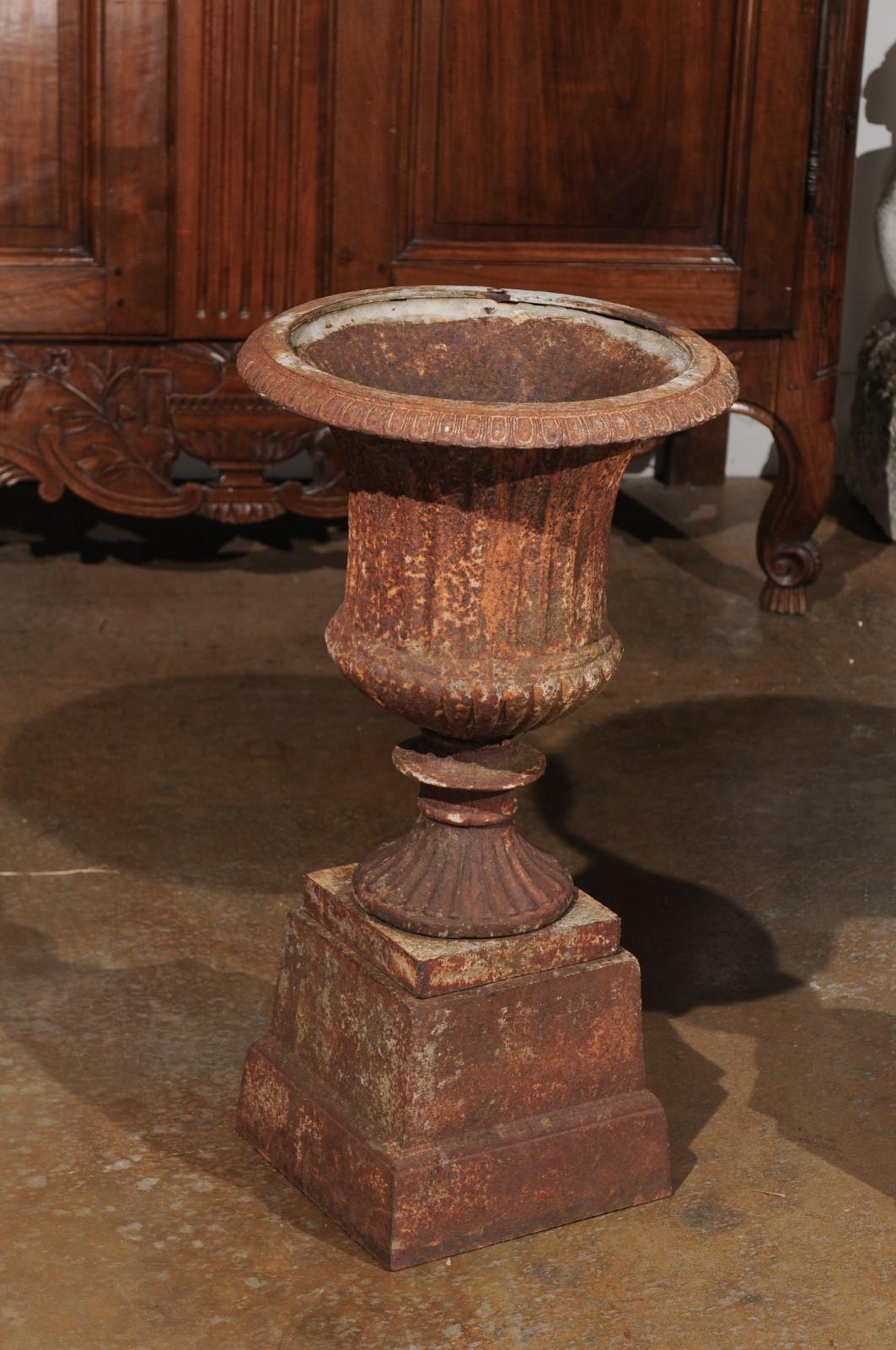 Pair of French 19th Century Iron Médicis Vases on Stepped Pedestals with Patina In Good Condition For Sale In Atlanta, GA
