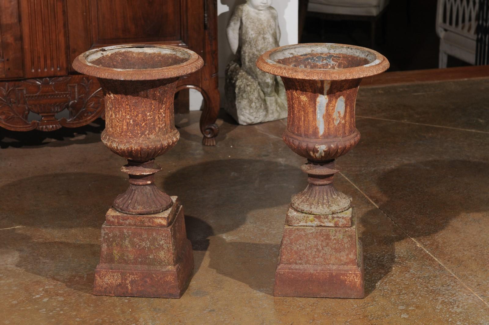 Pair of French 19th Century Iron Médicis Vases on Stepped Pedestals with Patina For Sale 2