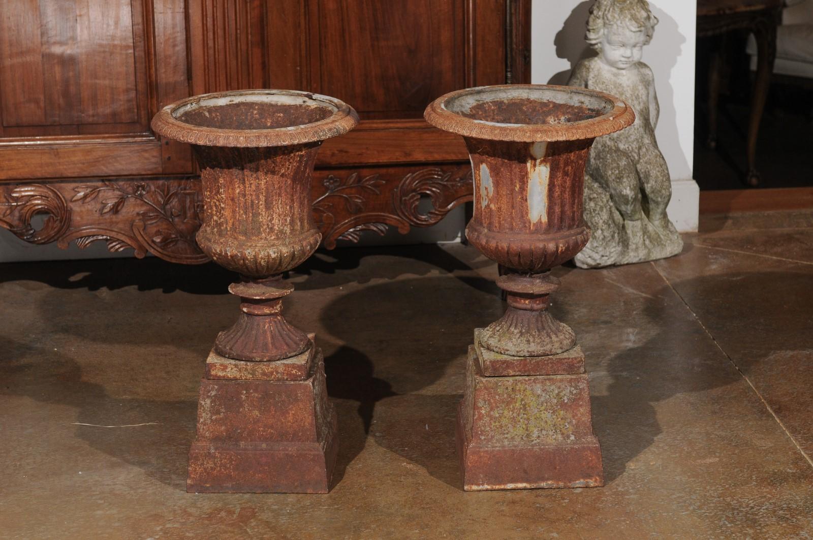 Pair of French 19th Century Iron Médicis Vases on Stepped Pedestals with Patina For Sale 5