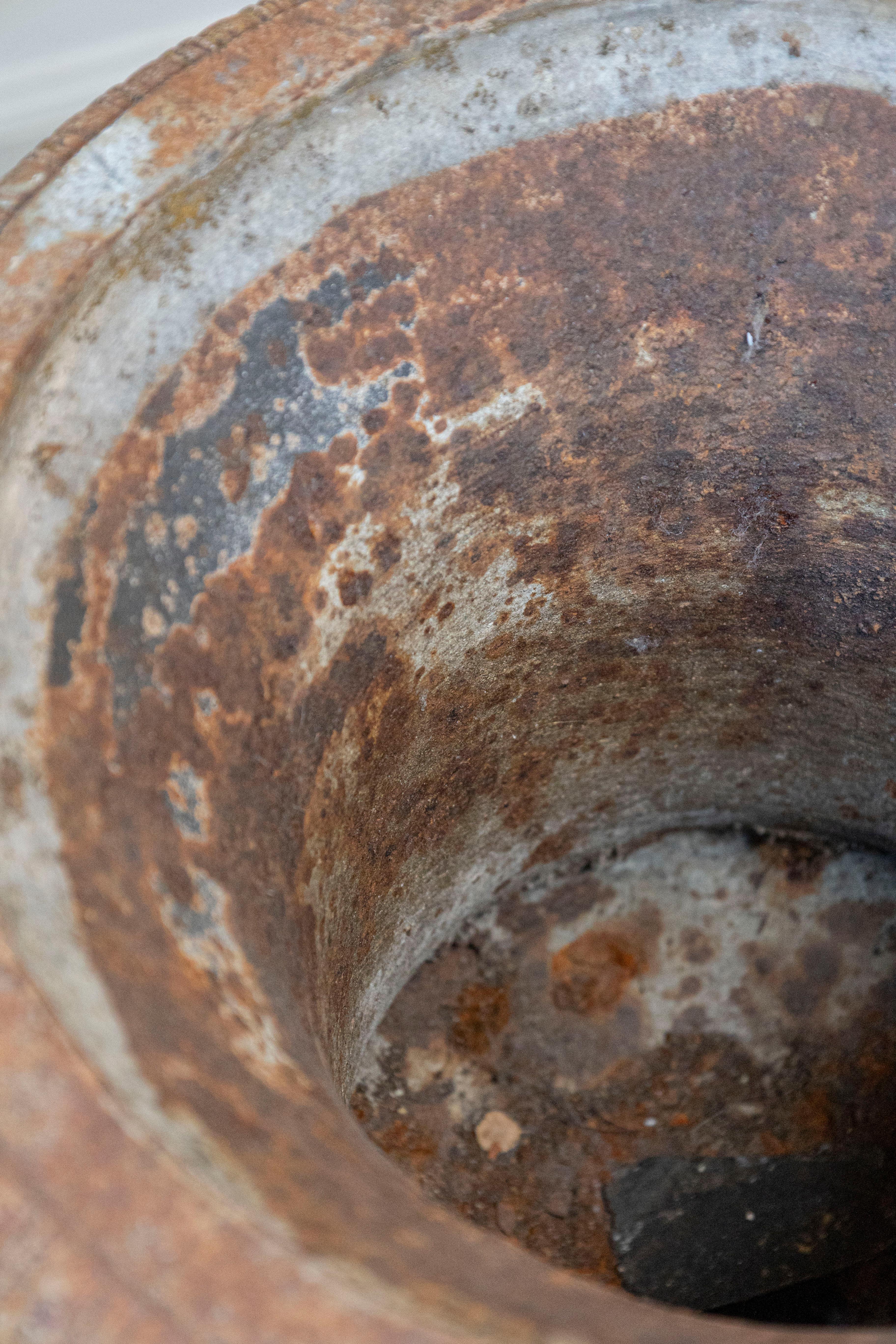 Pair of French 19th Century Iron Médicis Vases on Stepped Pedestals with Patina For Sale 5