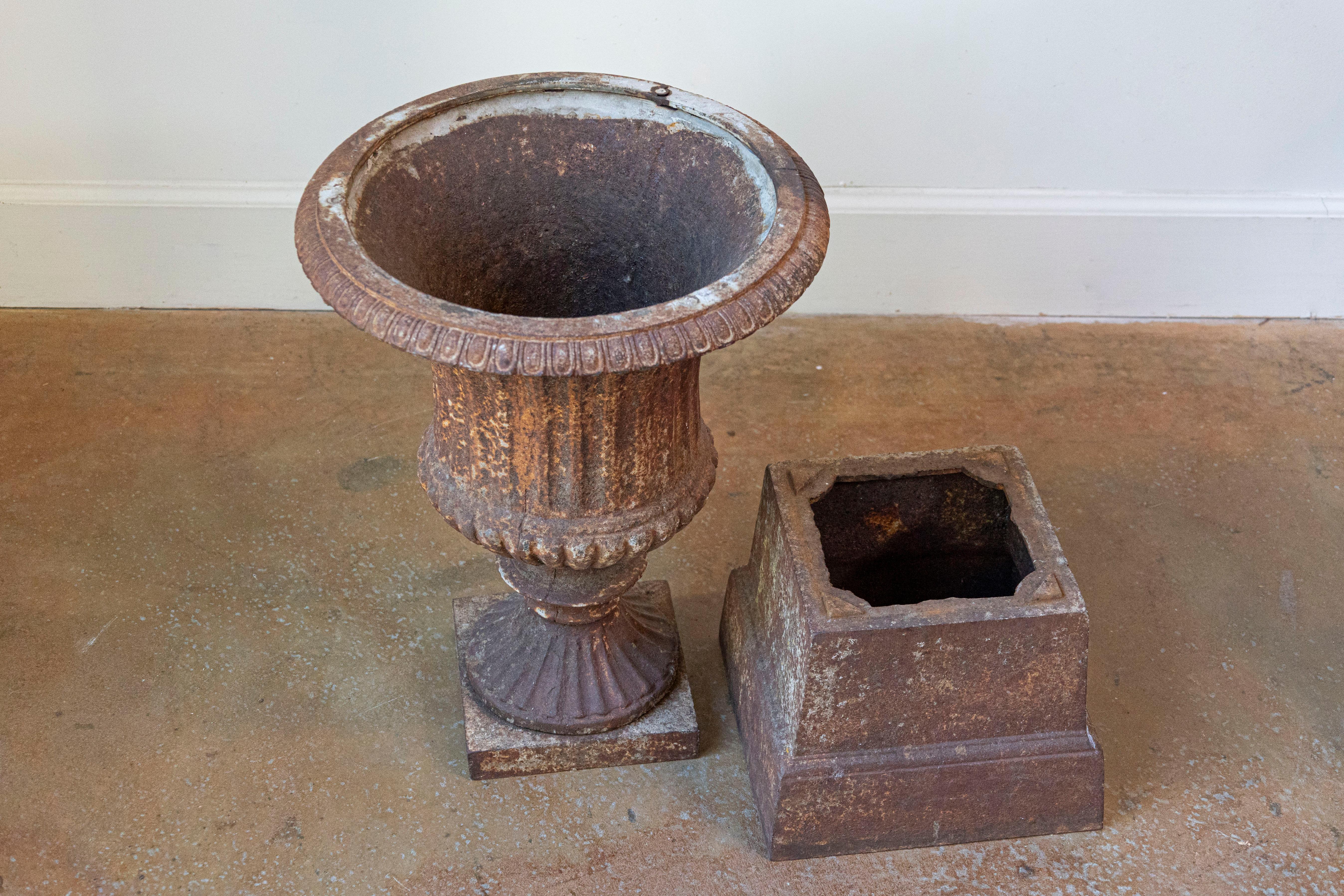 Pair of French 19th Century Iron Médicis Vases on Stepped Pedestals with Patina For Sale 6