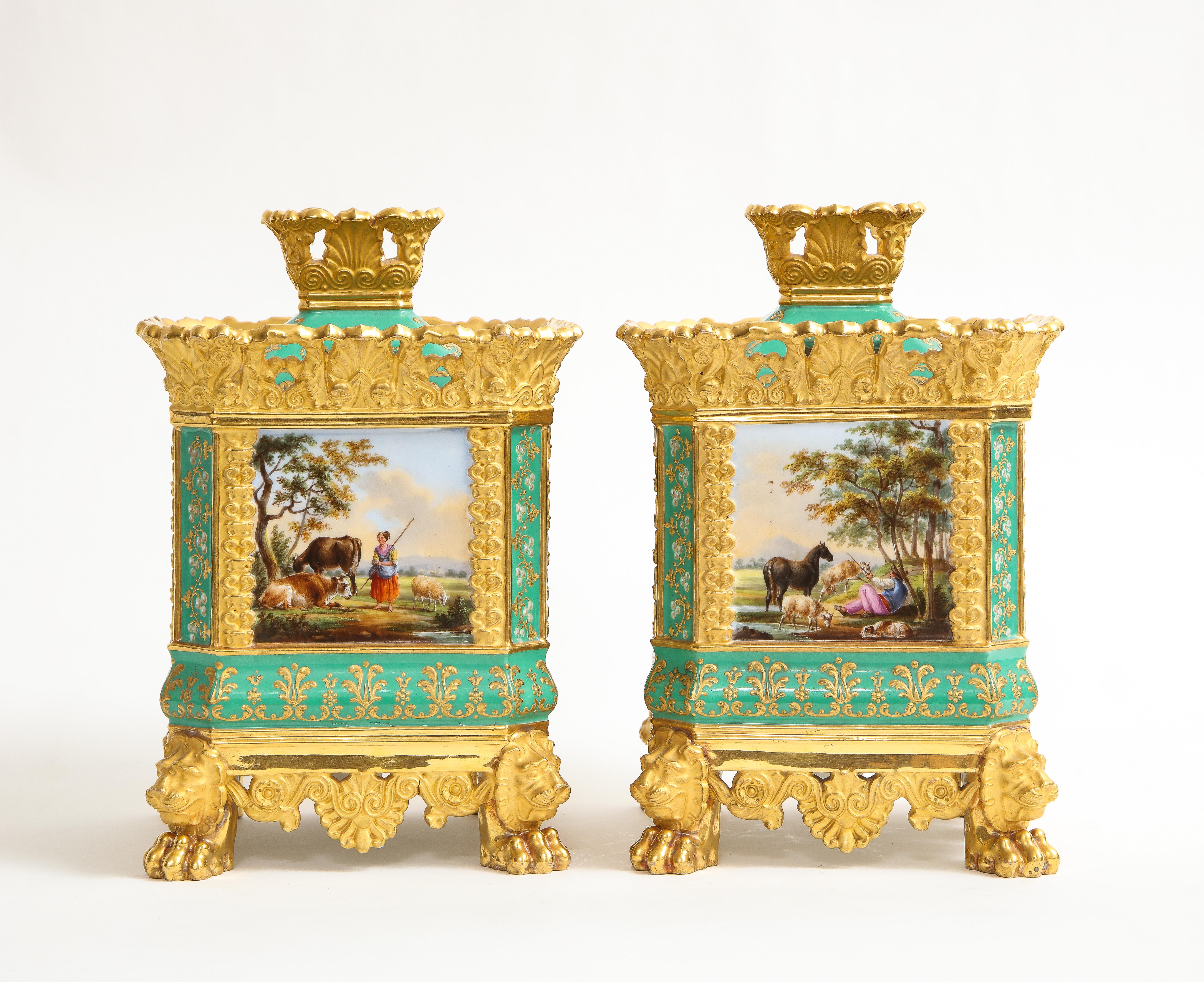 Paar französische Jacob Petit-Porzellanvasen mit grüner Umrandung aus dem 19. Jahrhundert (Französisch) im Angebot