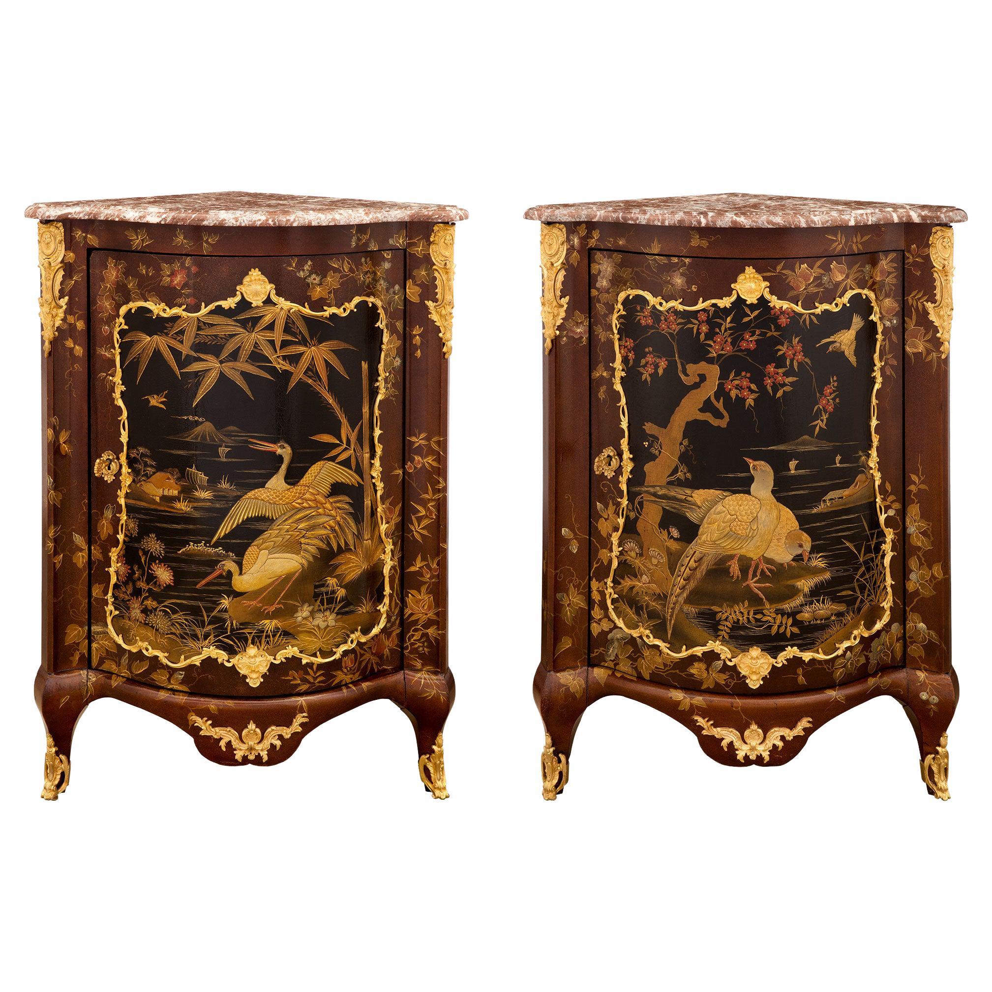 Paire de meuble de rangement de coin en laque japonaise et marbre du XIXe siècle français en vente