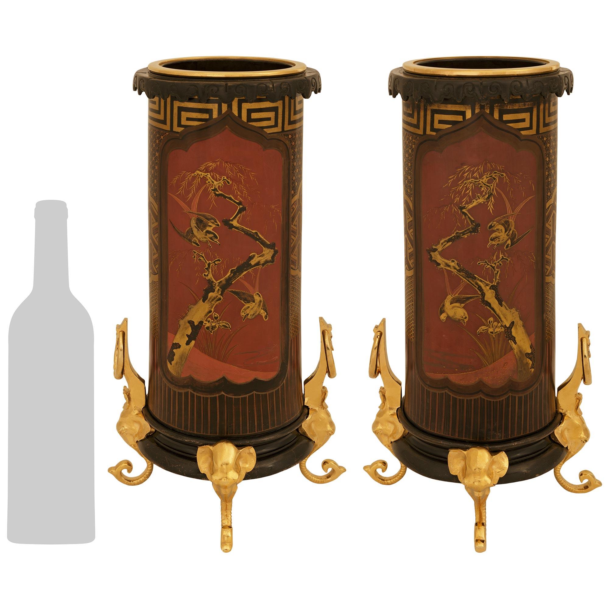 Una coppia attraente ed estremamente decorativa di vasi in terracotta laccata giapponese del XIX secolo, bronzo patinato e ormolu. Ogni vaso dai dettagli intricati è sollevato da quattro piedi a testa di elefante in Ormolu che sorreggono una base in