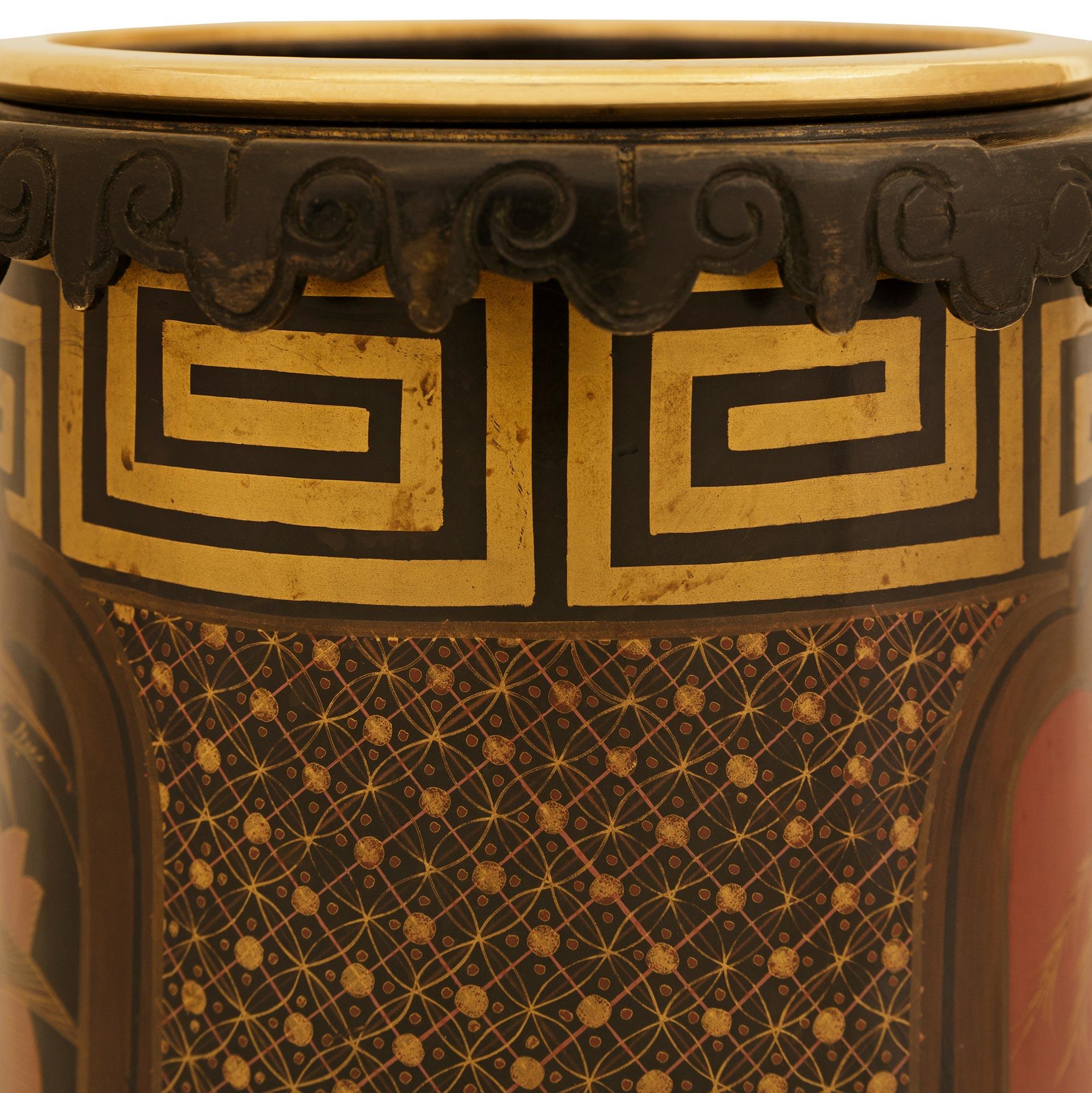 coppia di vasi francesi del XIX secolo in terracotta laccata, bronzo e ormeggio in vendita 1